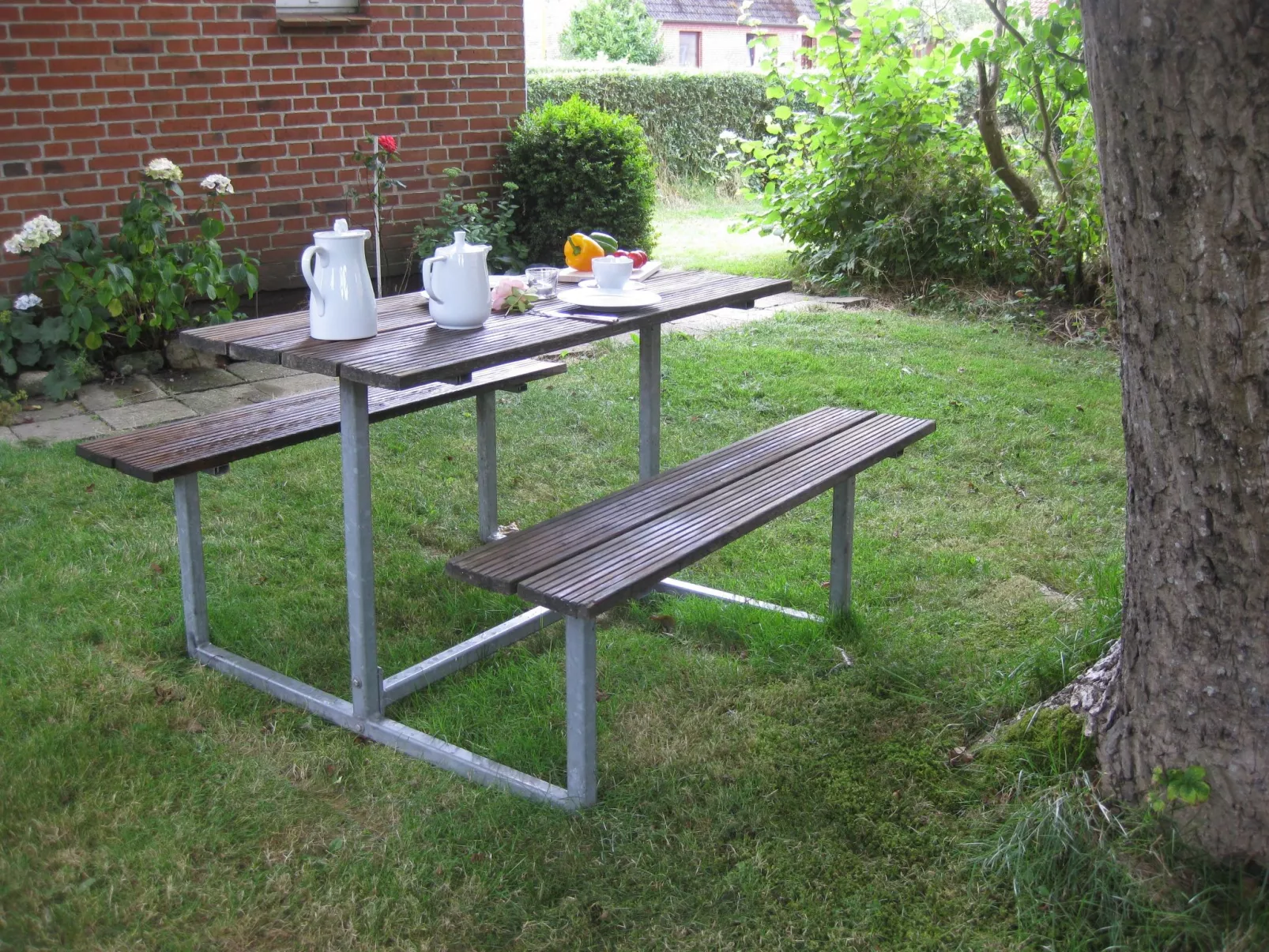 Mit Garten und Parkplatz-Outside