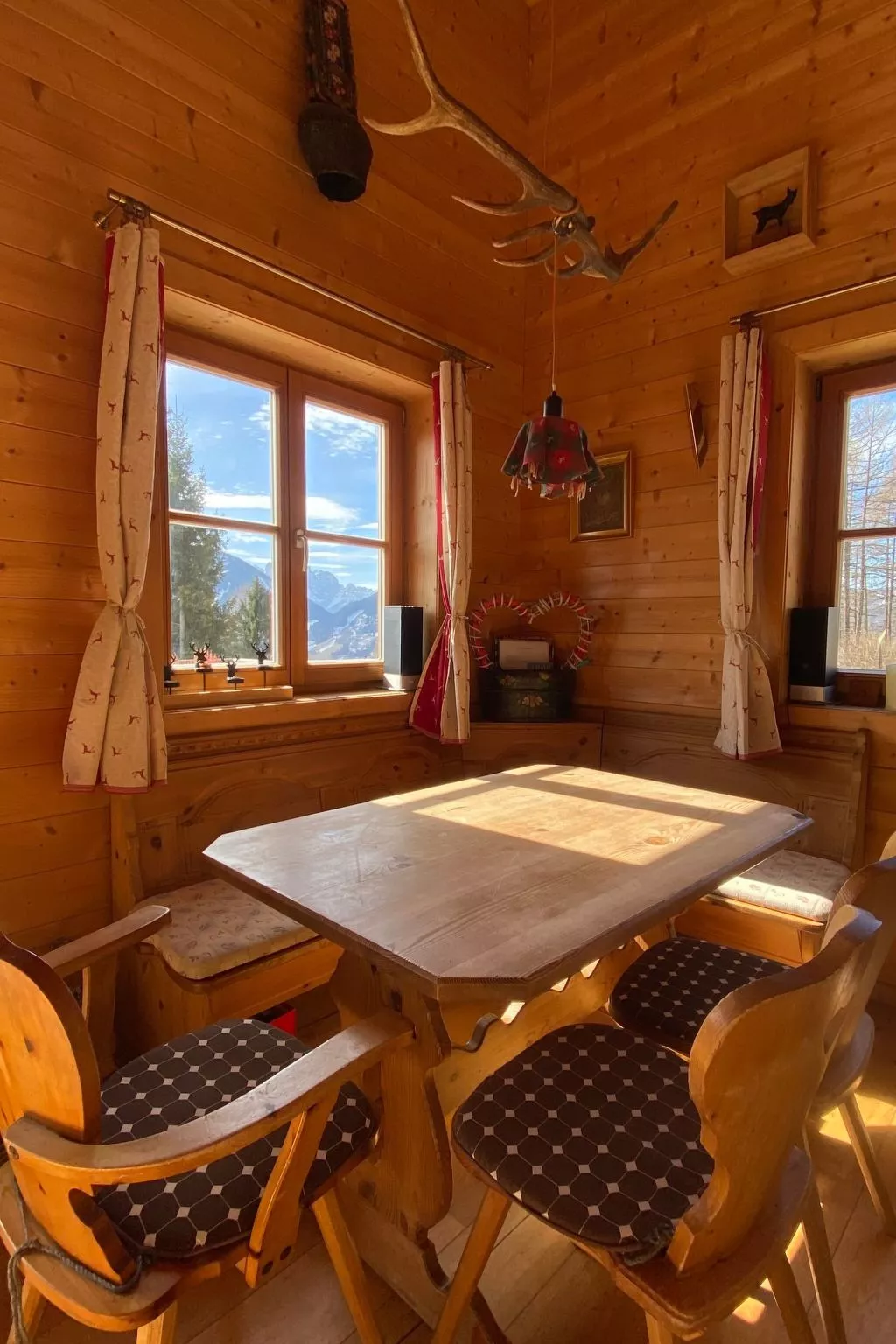 Berghütte mit Blick auf die Berge-Outside