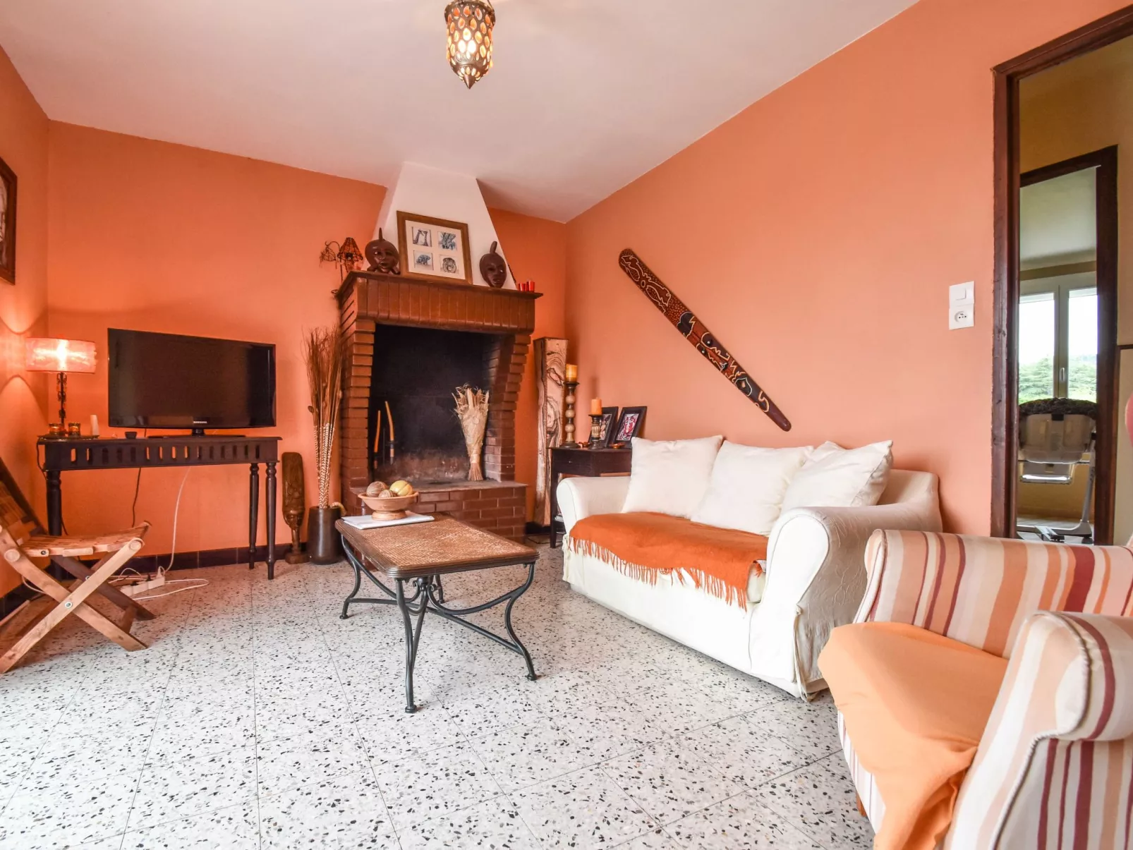 Schönes Ferienhaus mit Pool-Drinnen