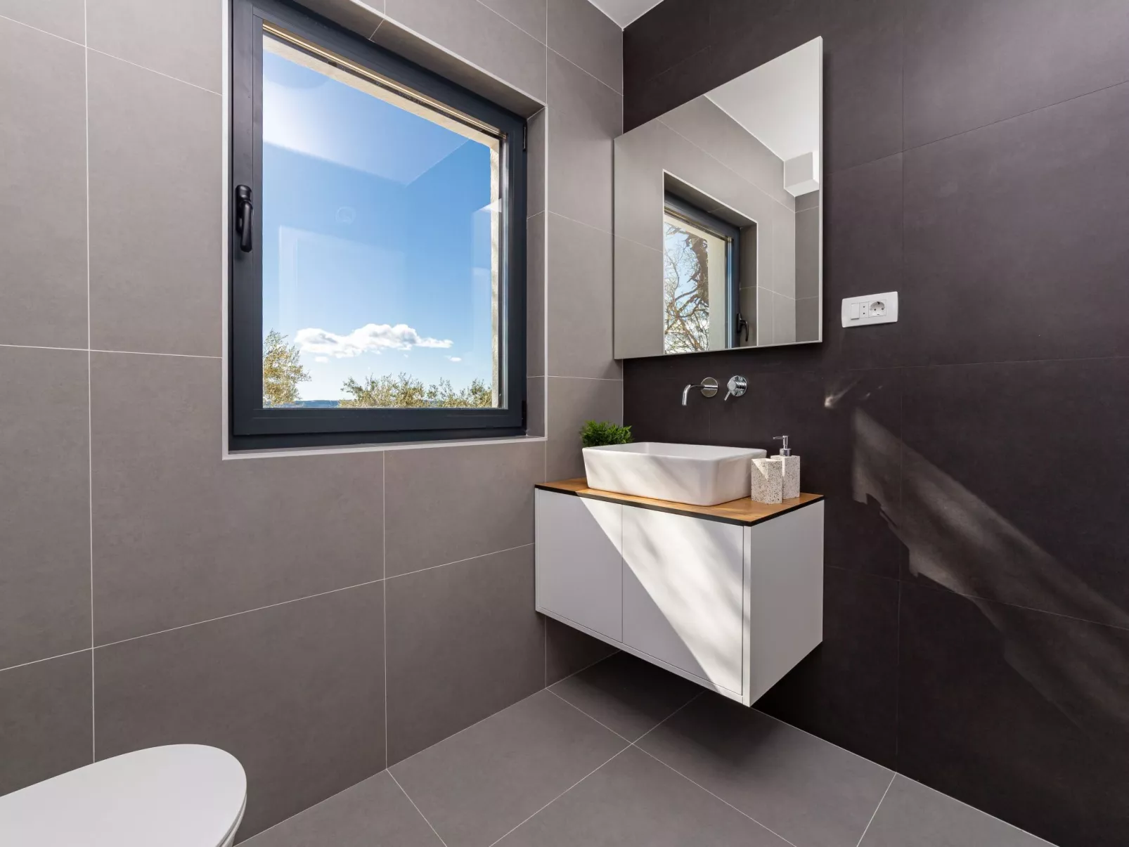 Haus für 9 Personen und 1 Kind in Kastel Luksic-Draußen