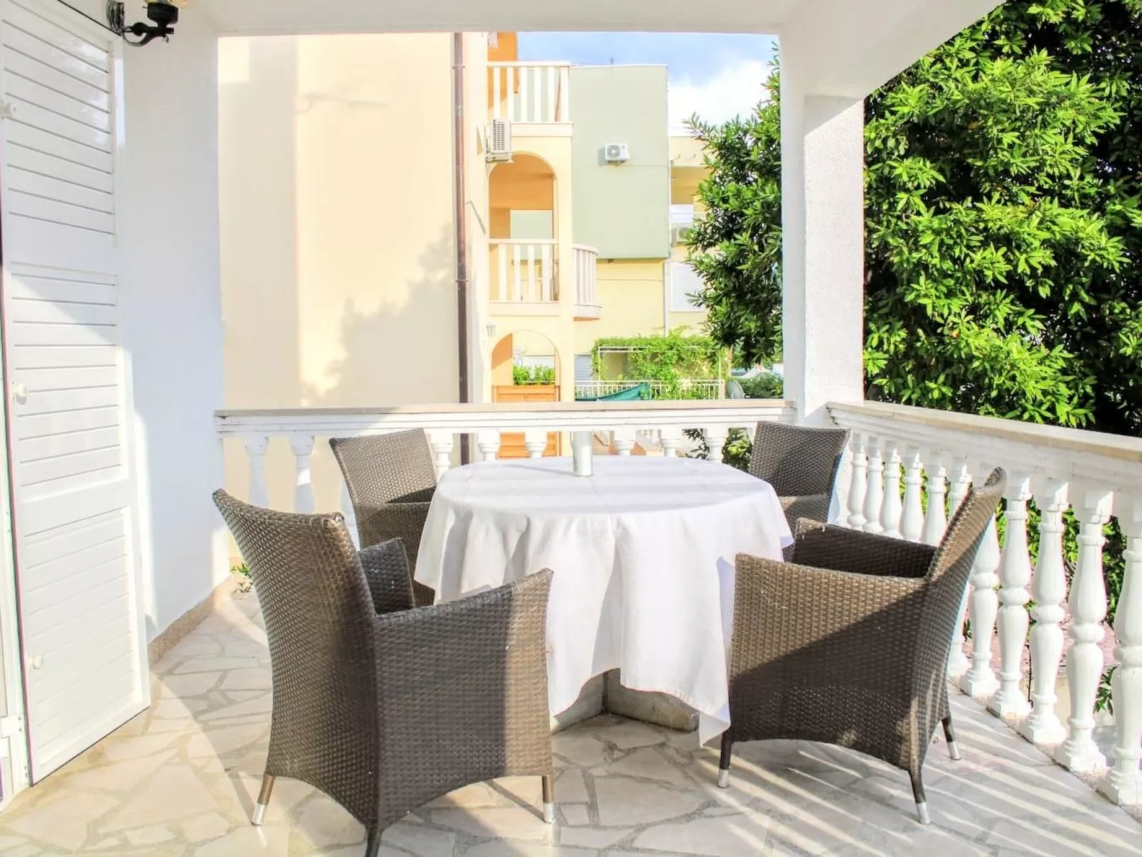 Weiße Idylle auf dem blauen Meer-Dehors