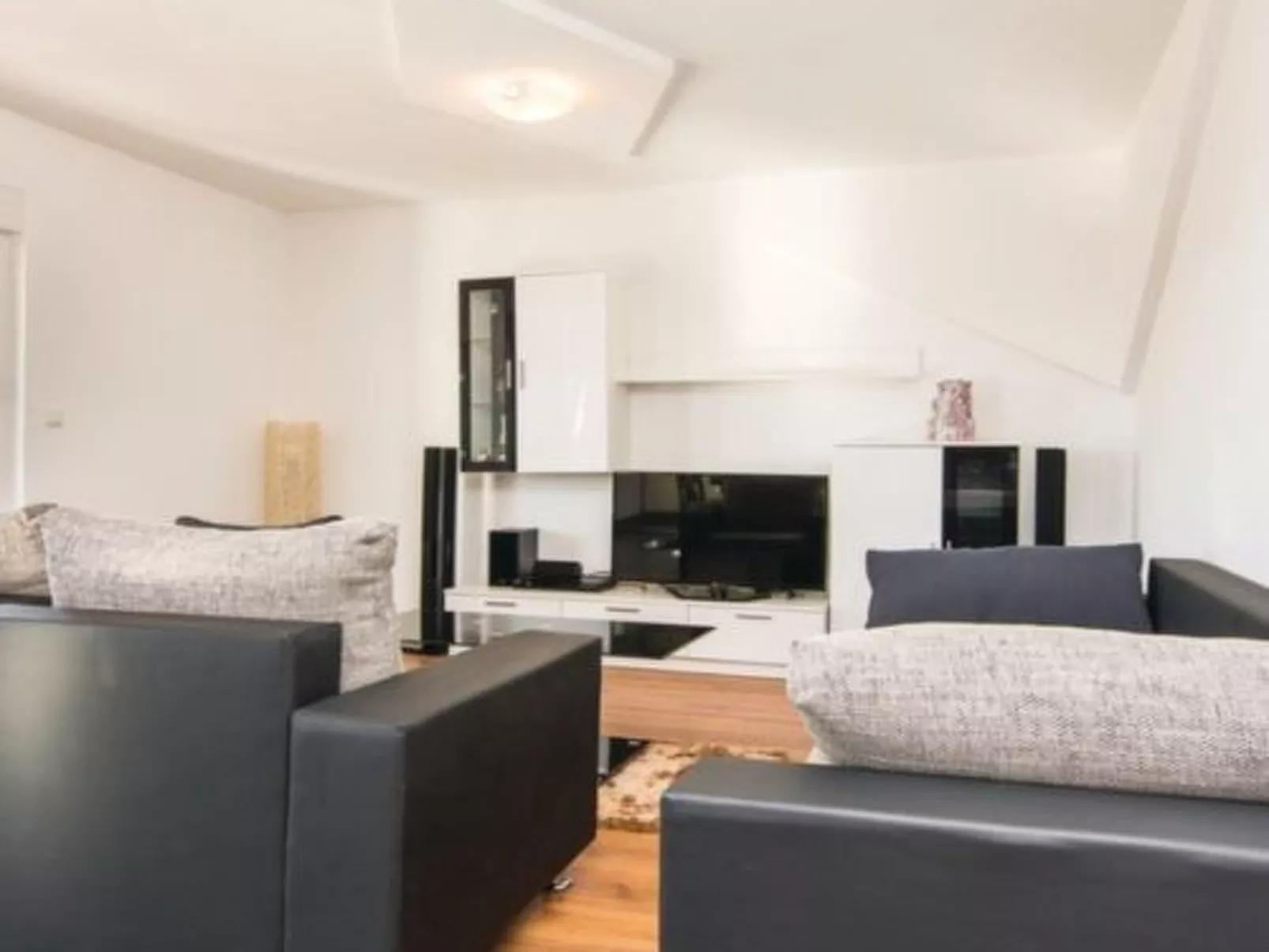 Laura mit Pool-Drinnen