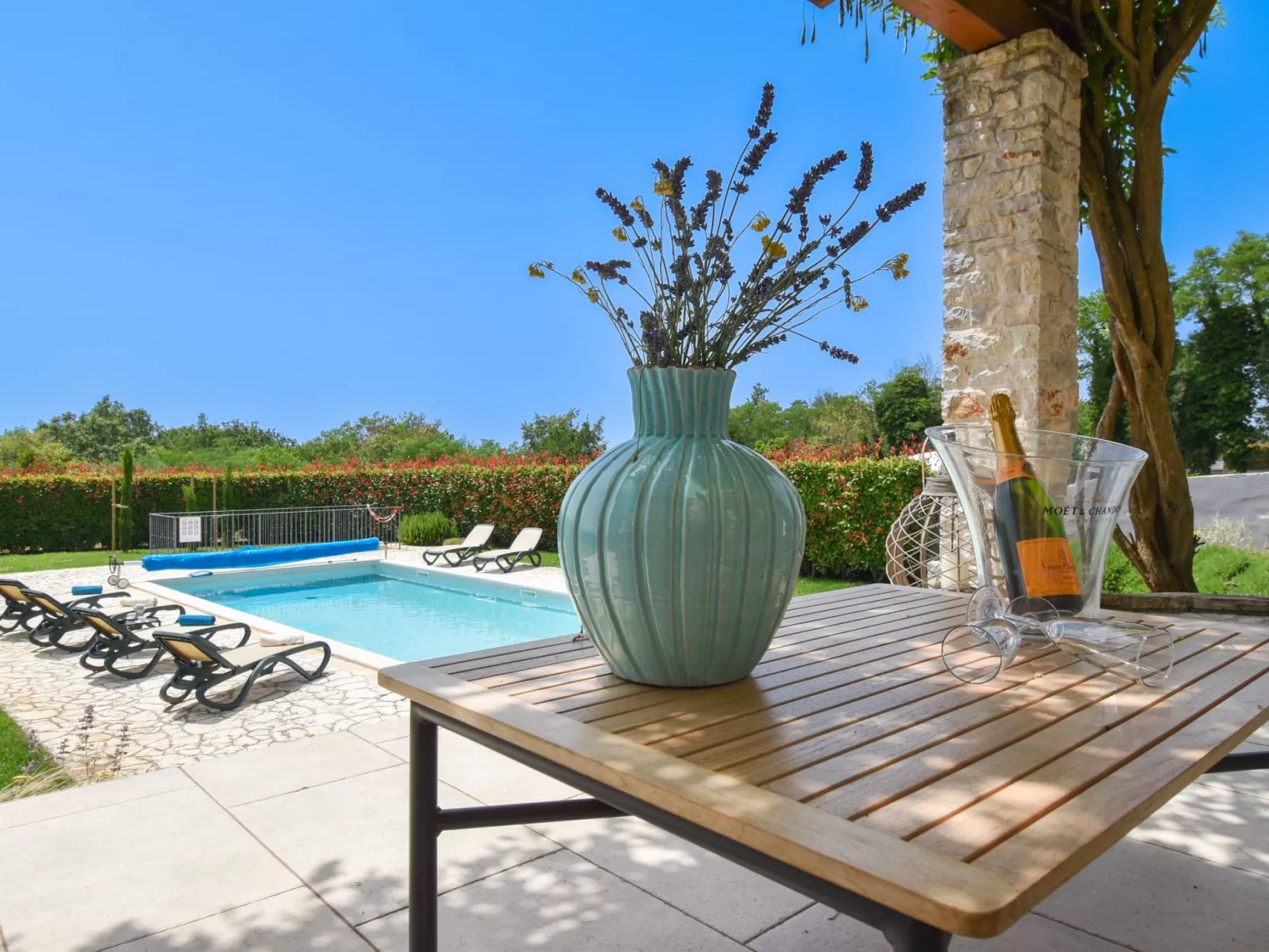 Luxuriöse Villa mit Schwimmbad und großem Garten-Dehors