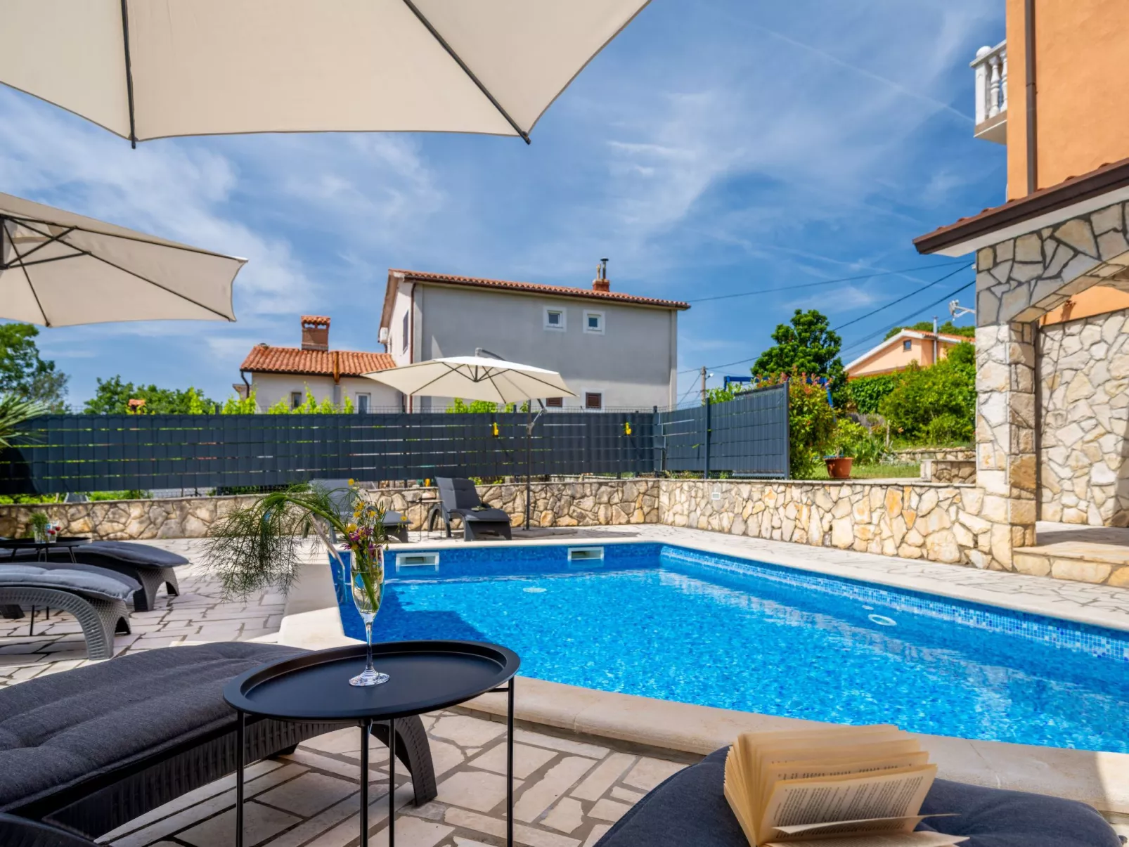 Villa Fortuna für bis zu 9 Personen und mit beheiztem Aussenpool-Image-tags.info