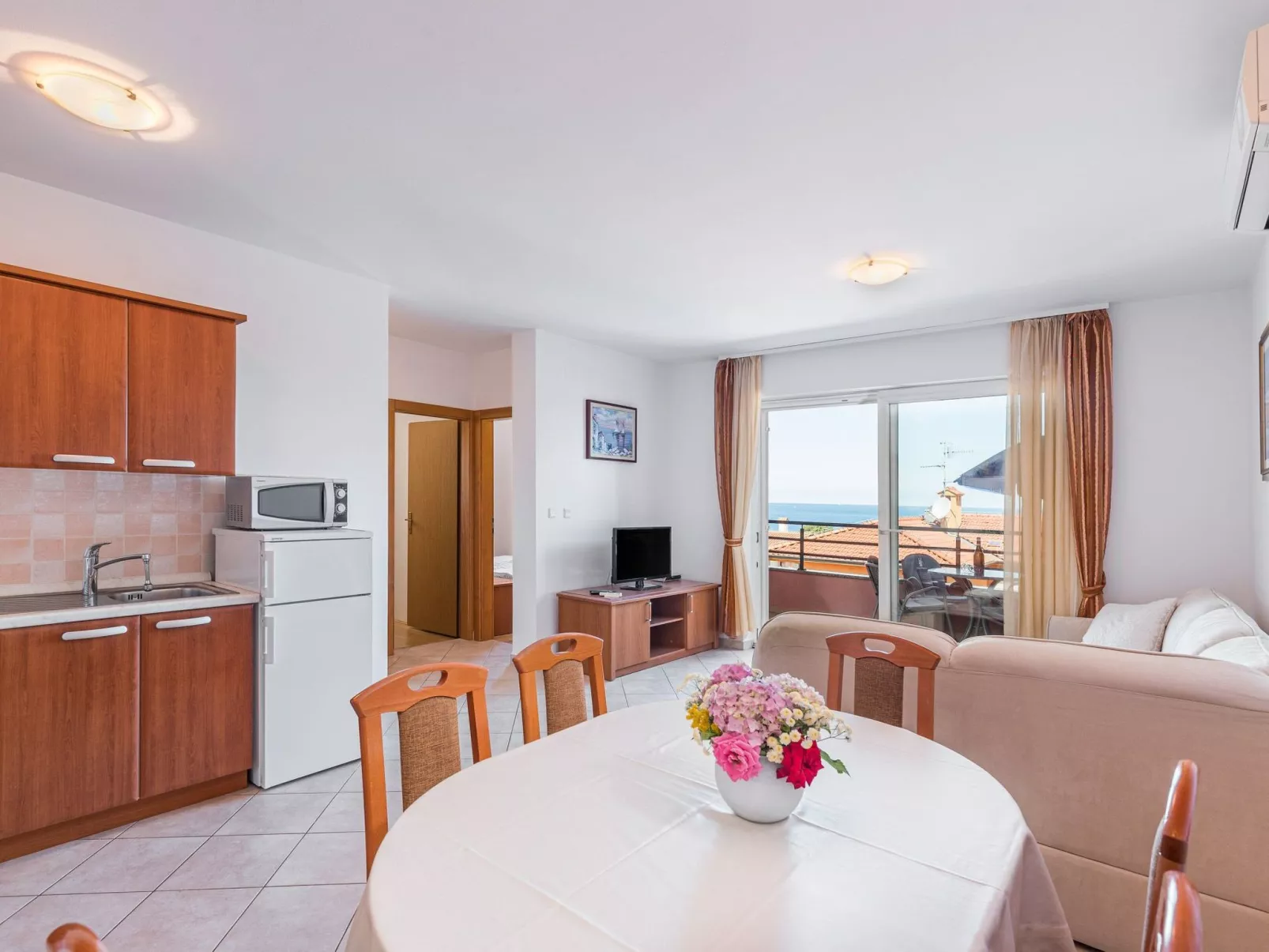 Strandnahe Ferienwohnung mit großem Garten-Drinnen