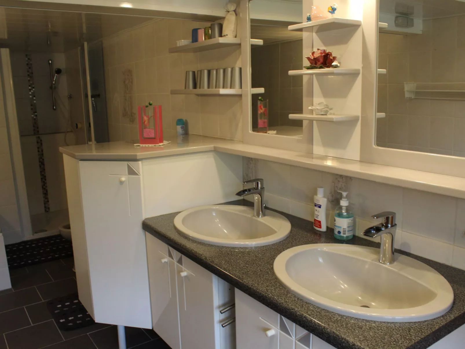 Mit Kaminofen, Fitnessraum und Sauna-Drinnen