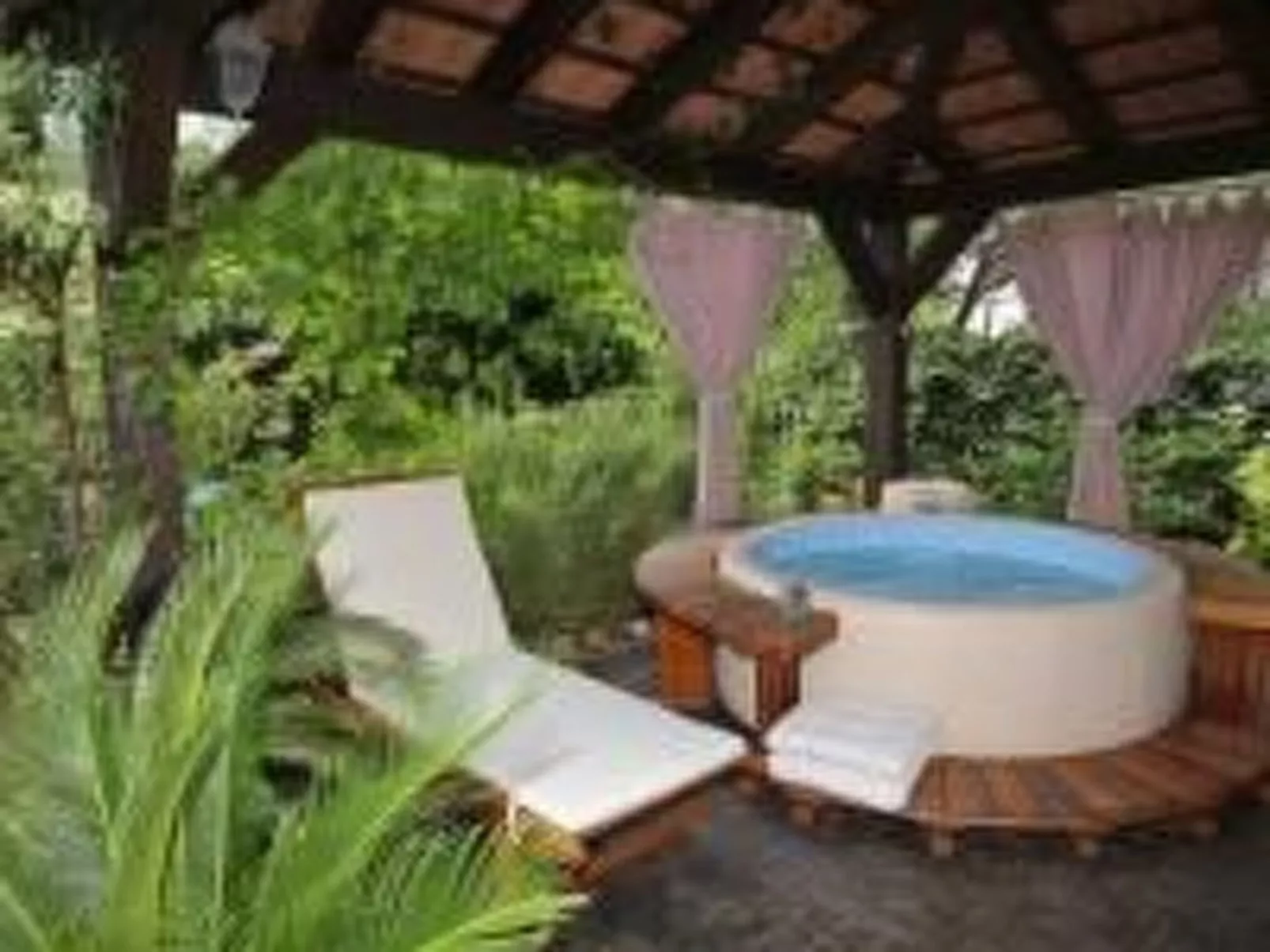 Steinhaus in Strandnähe mit Whirlpool-Dehors