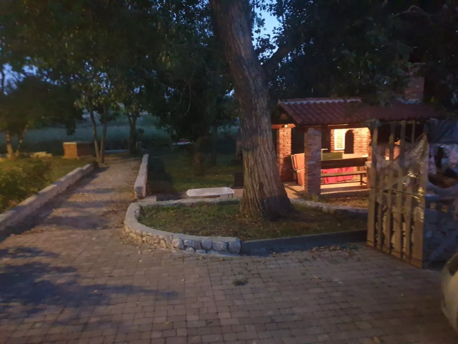 Am Fluss gelegenes Haus mit Galerieschlafplätzen-Dehors