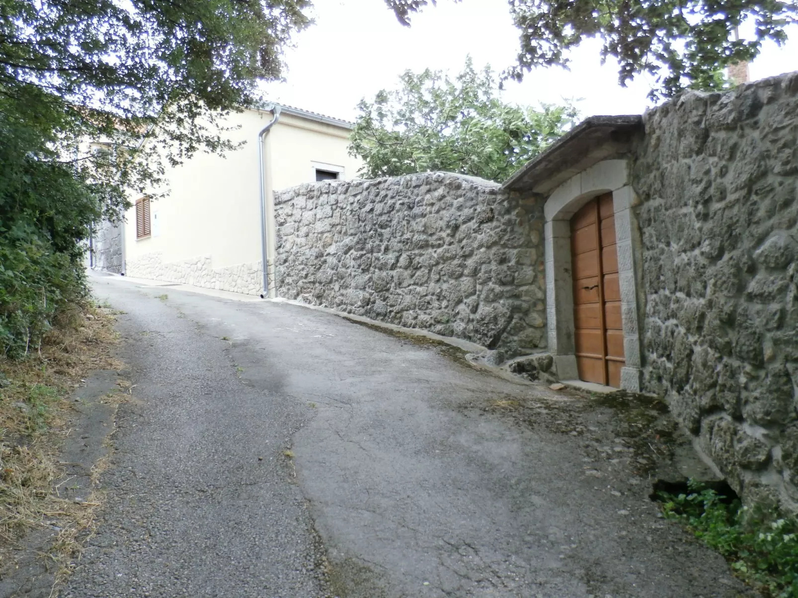 Geräumige Villa mit drei Schlafzimmern und einem ruhigen Garten-Outside