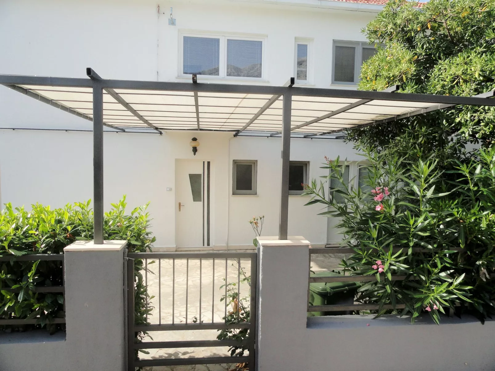 Karmen auf zwei Ebenen mit Garten-Outside