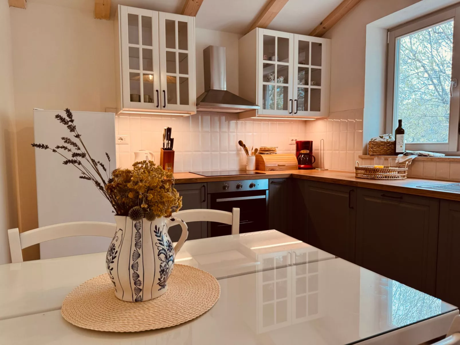 Ferienvilla mit Garten, Grill und Terrasse-Drinnen