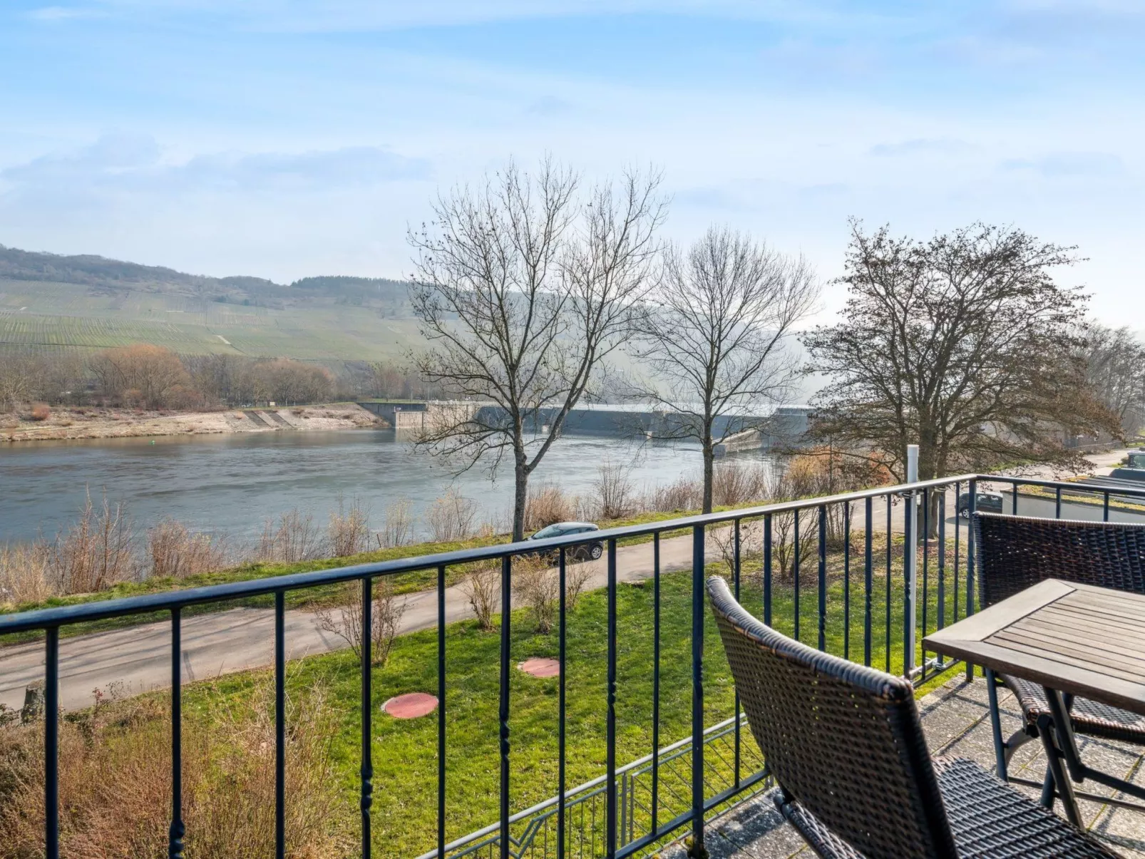 Mit Balkon und schönem Moselblick-Draußen