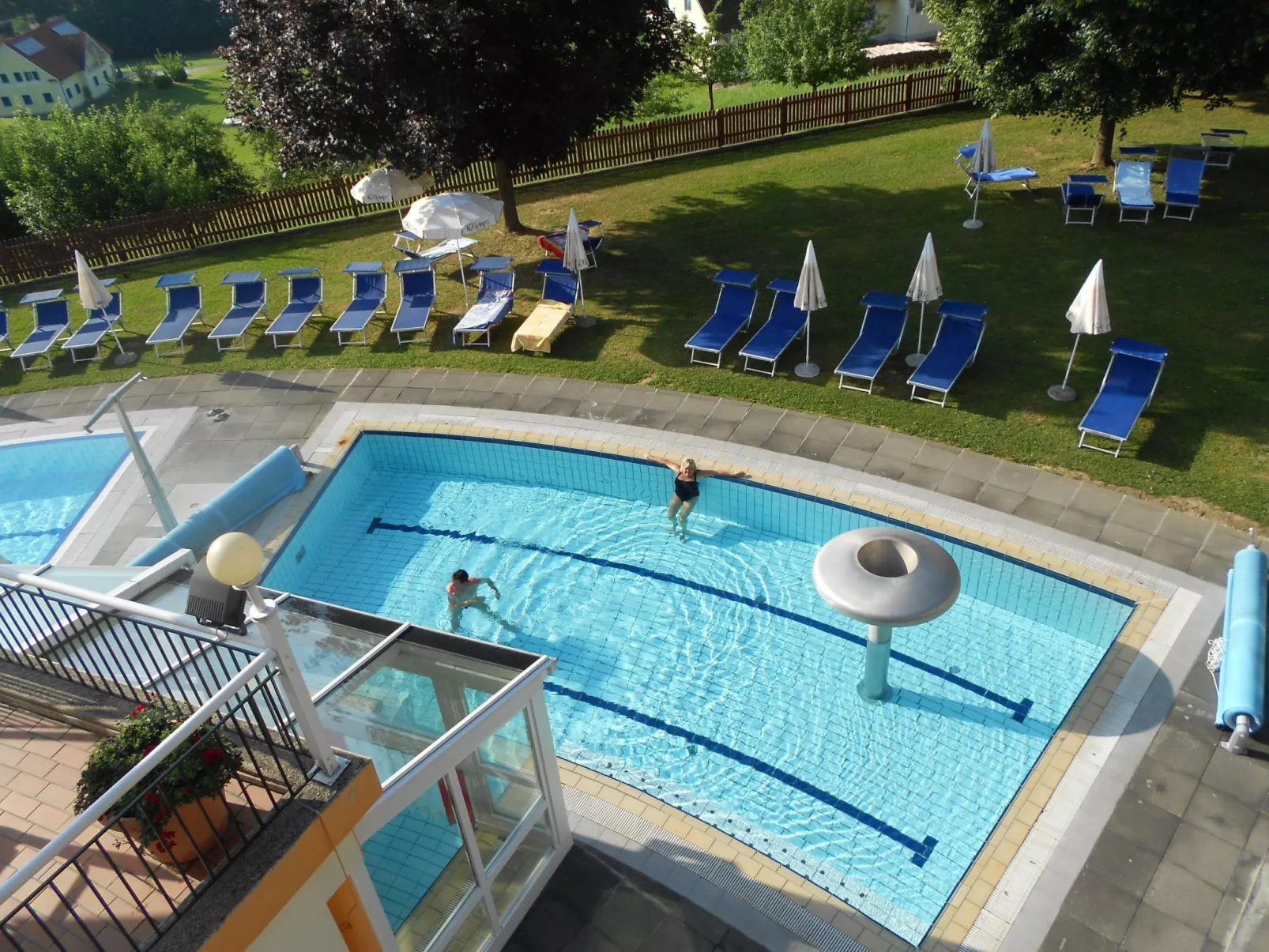 Mit Gemeinschaftspool und Terrasse-Outside