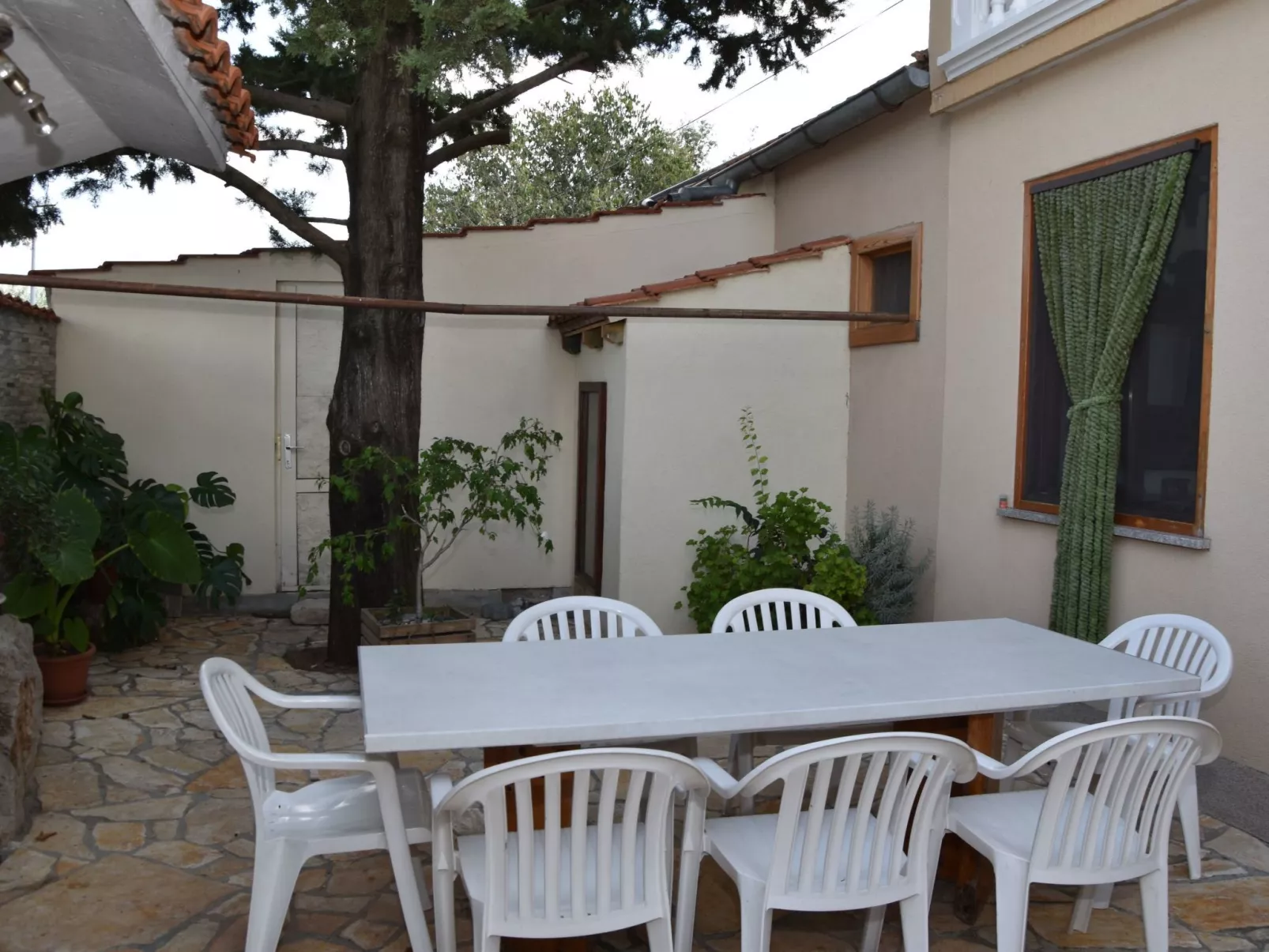 Ruhige Ferienwohnung mit Terrasse und Garten-Draußen