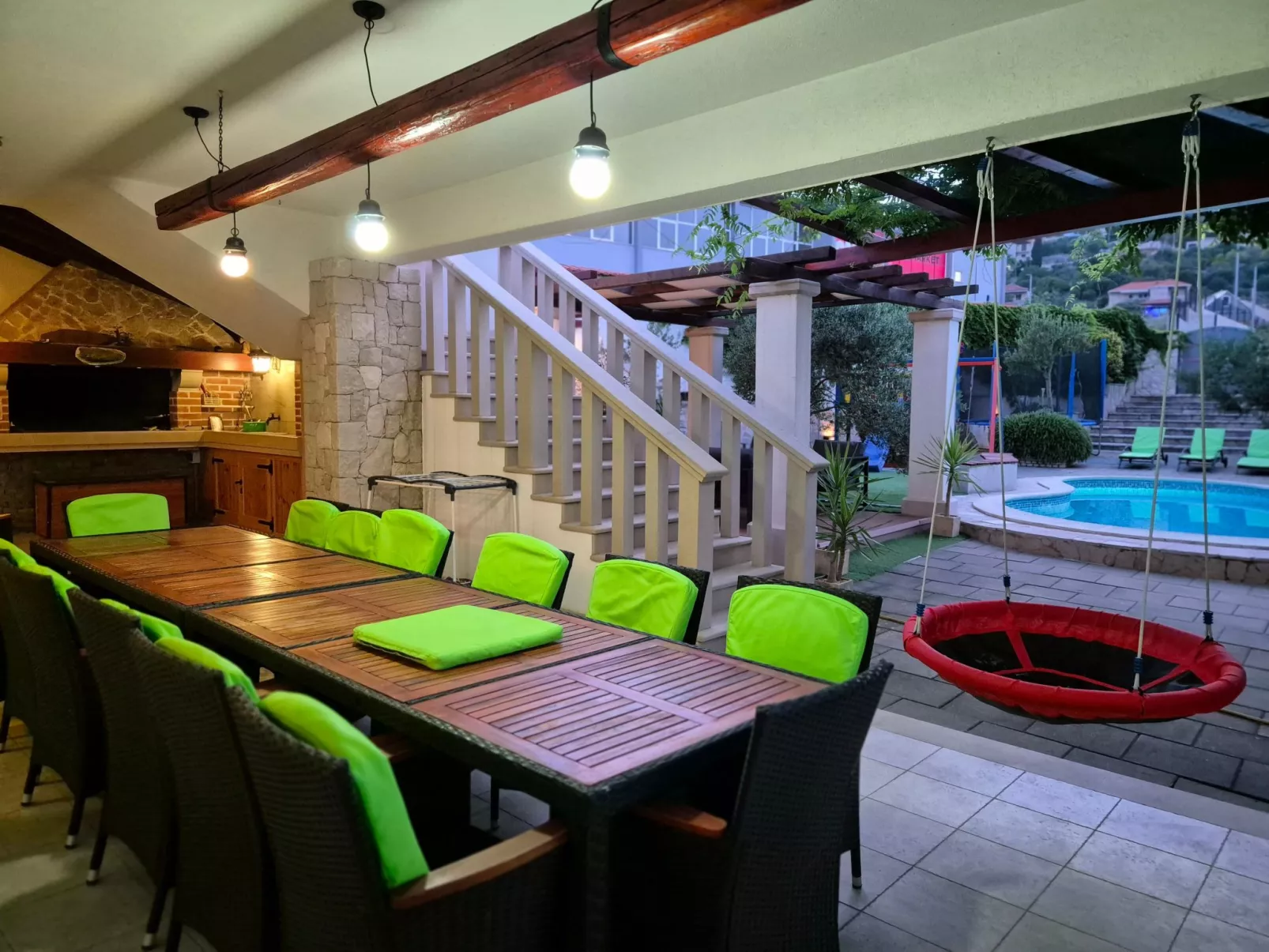 Komfortables Haus in Selca mit privatem Parkplatz-Draußen