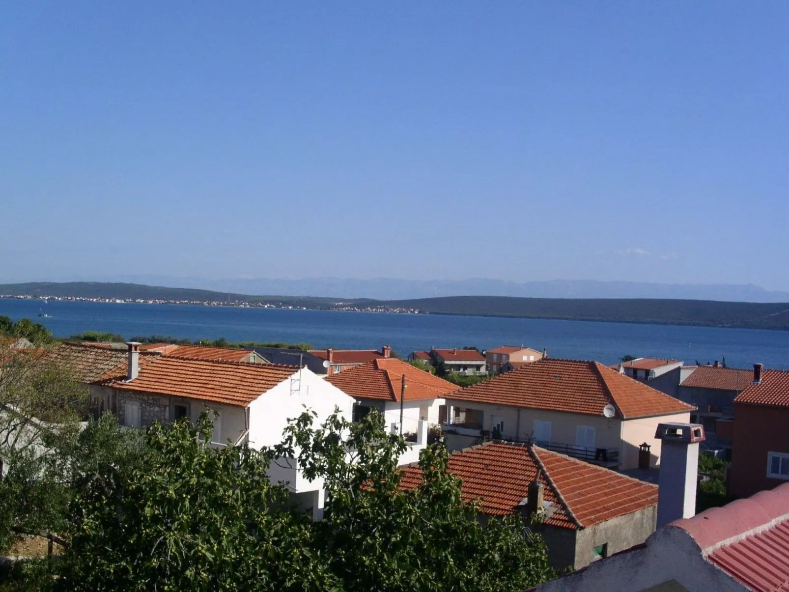 Für sechs Personen mit Terrasse im Erdgeschoss gelegen-Outside