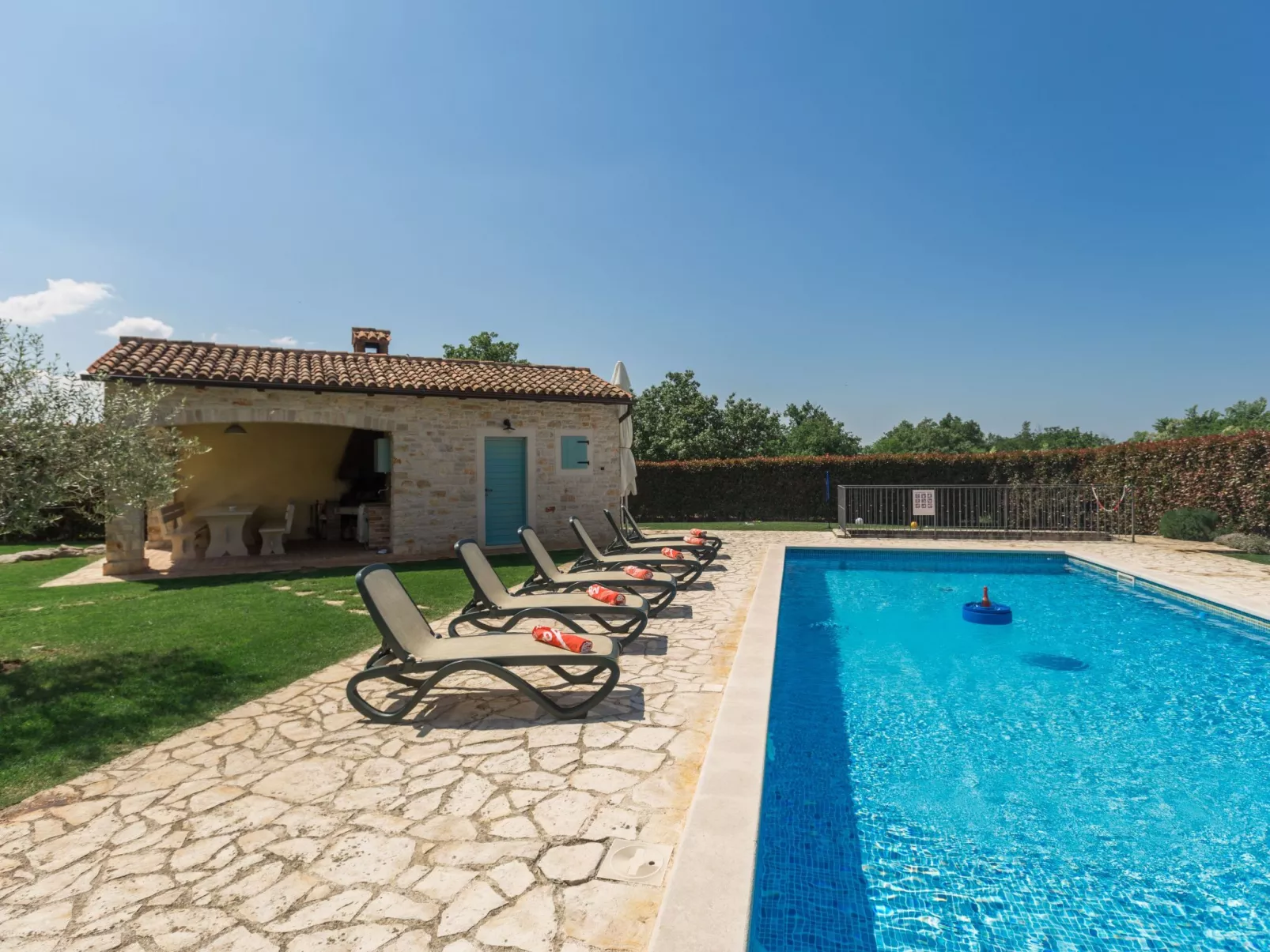 Villa mit Pool, Garten und Sommerküche-Outside