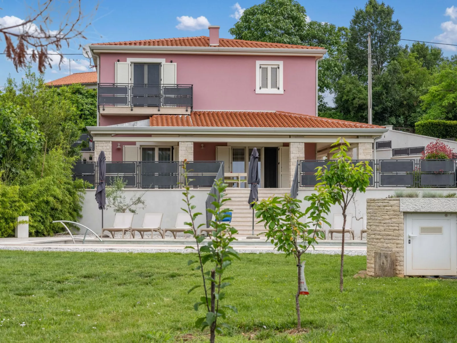 Villa Violette mit Pool nahe Stadtzentrum-Outside