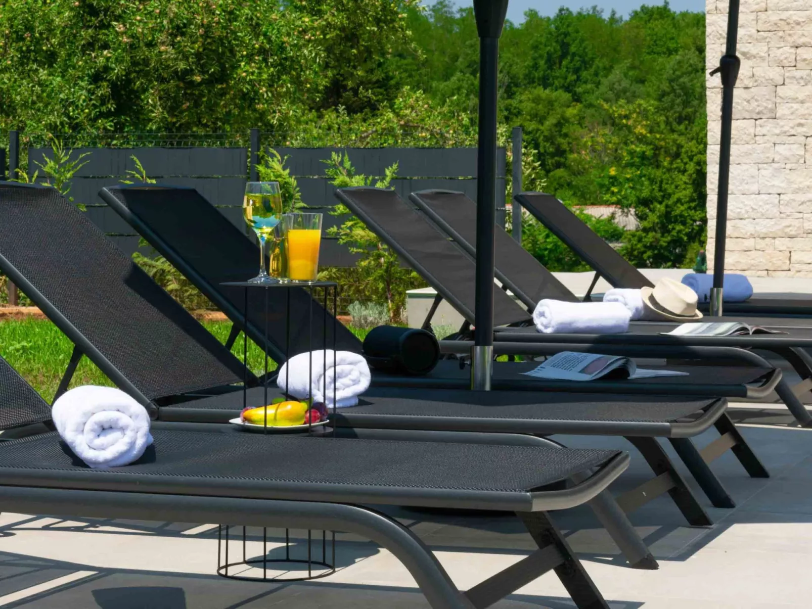 Modern 300m² Villa - King Beds and Leisure Zone-Outside