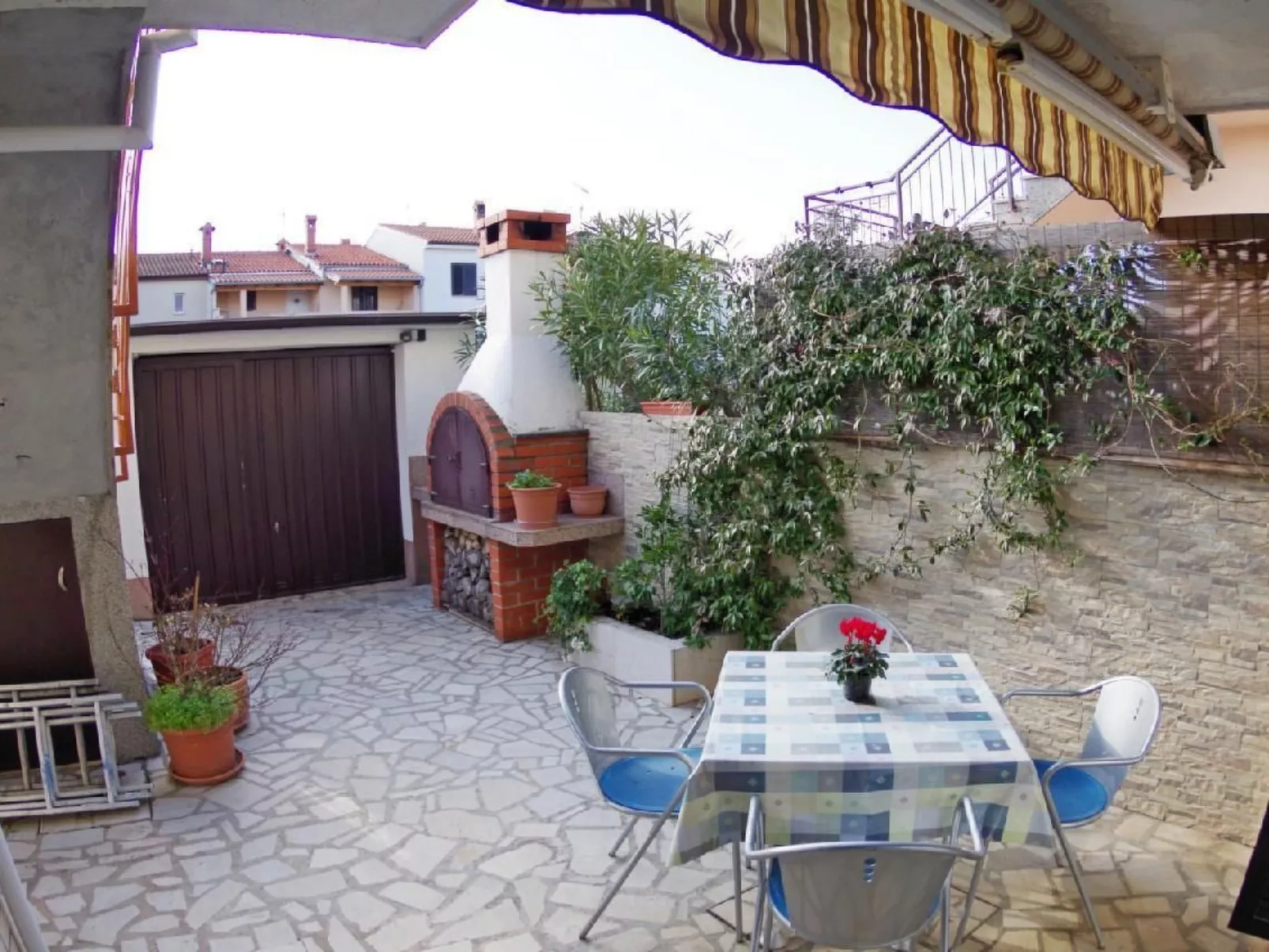 "Jela" mit Terrasse-Outside