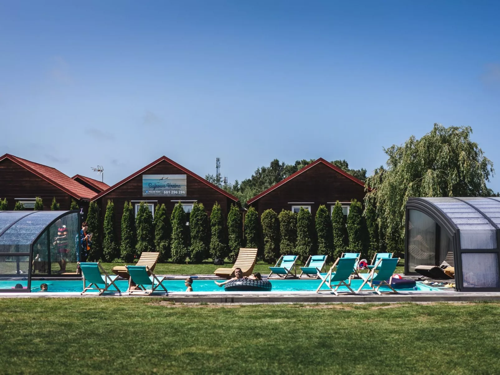 Mit Schwimmbad-Outside