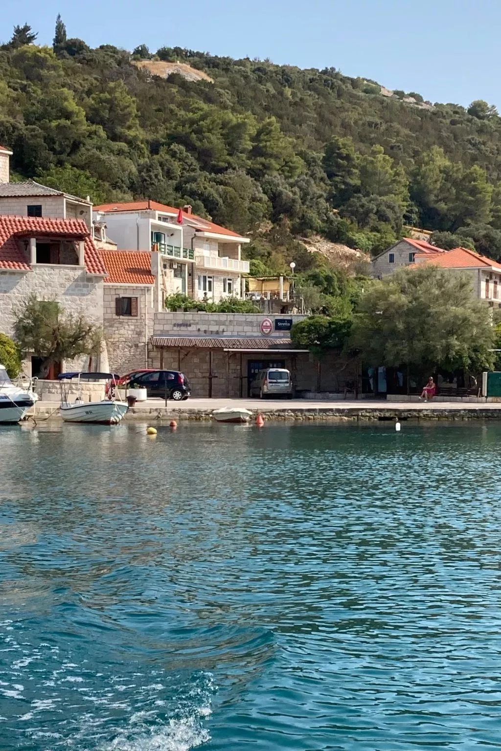Hütte "Moj mir" mit Blick auf das Wasser-Image-tags.info