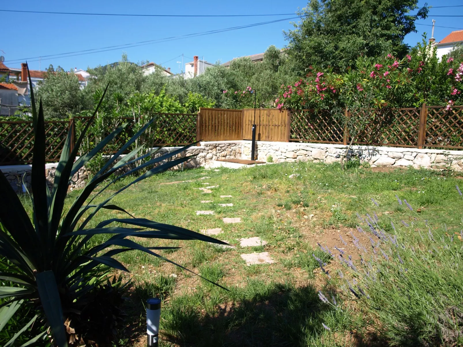 Traditionelles Steinhaus am Meer in Preko-Draußen