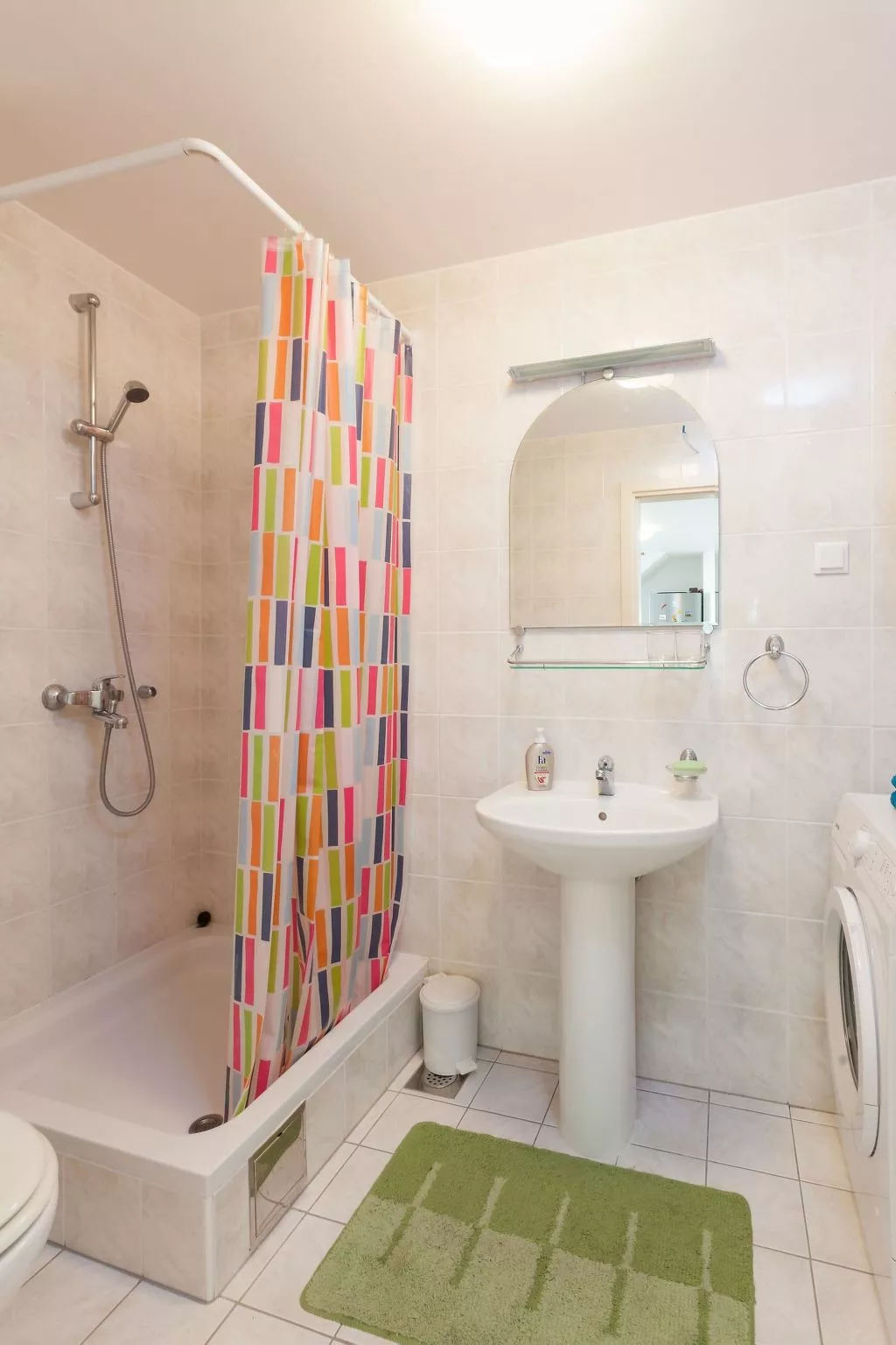 Wohnung mit Blick auf das Wasser-Drinnen