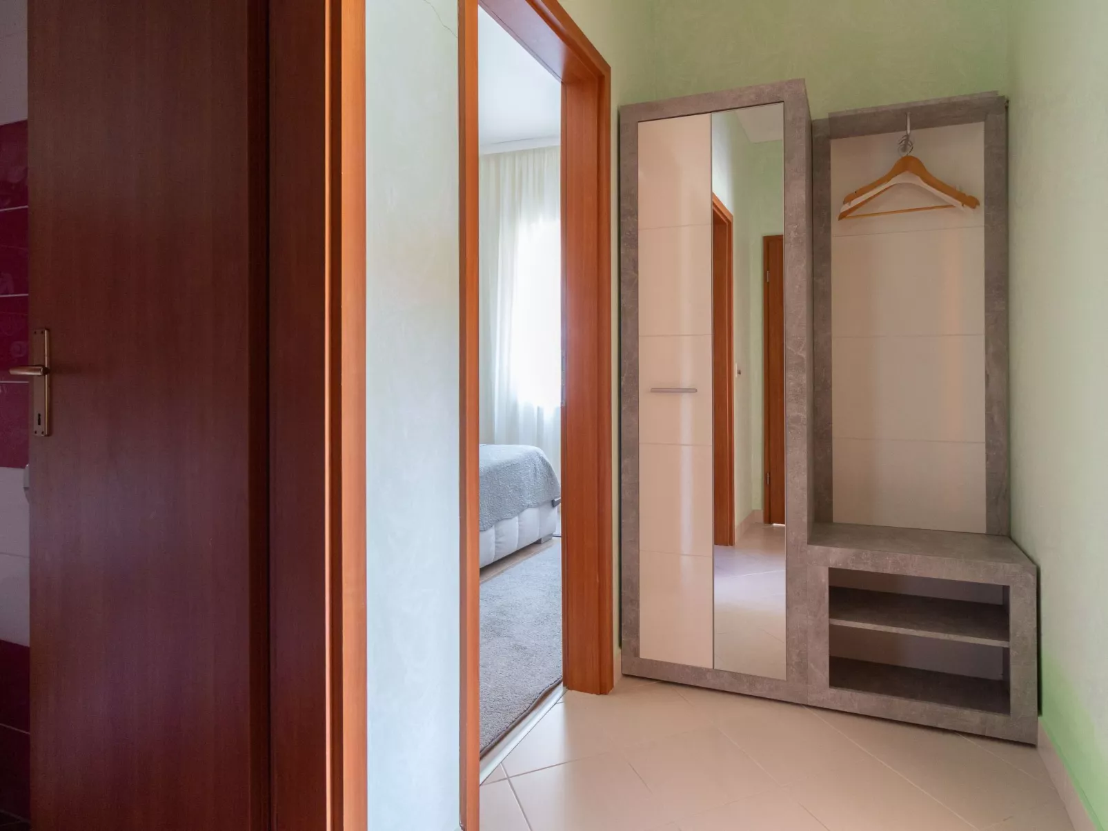 Wohnung mit Blick auf das Wasser-Drinnen