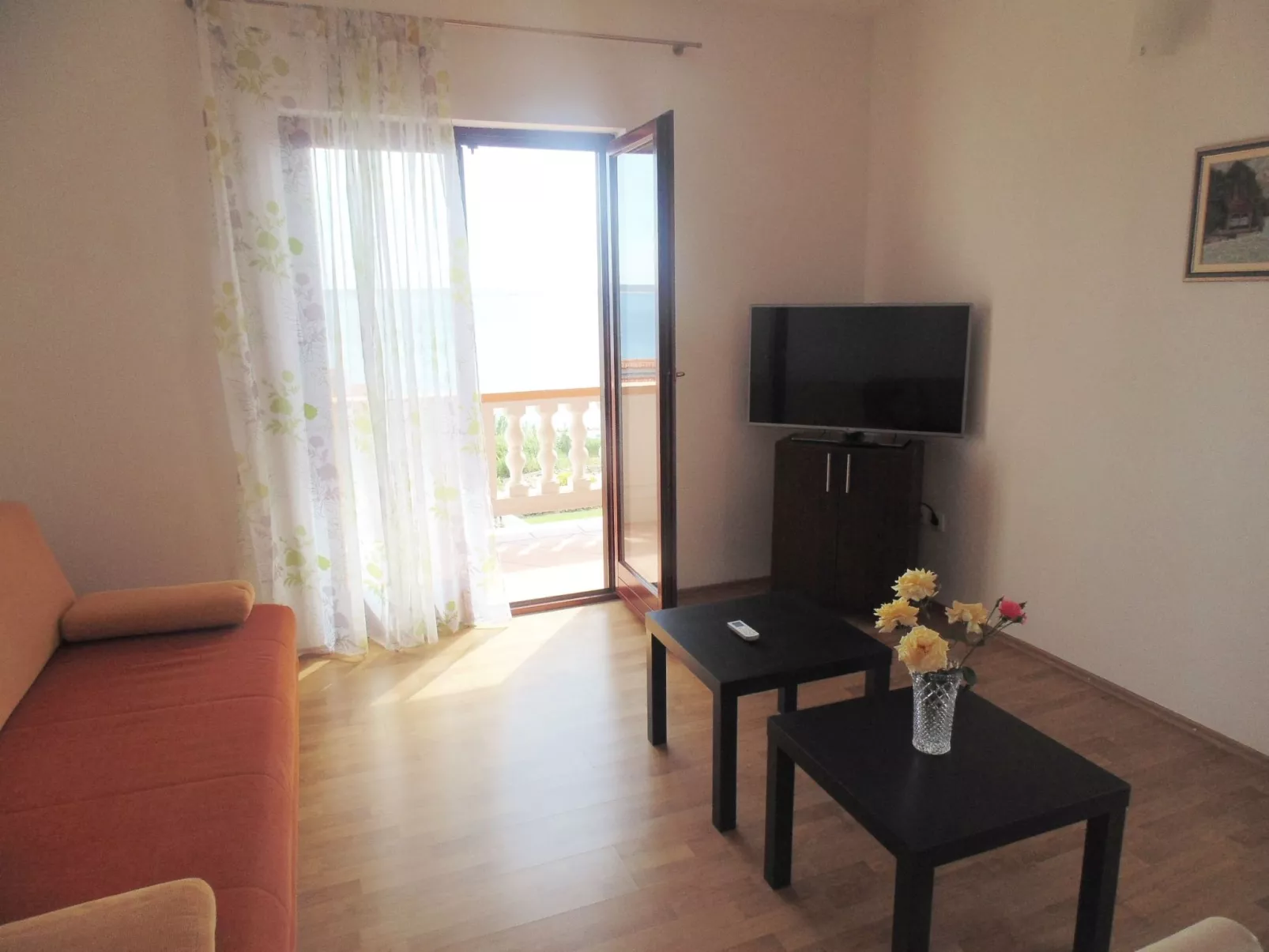 Komfortable Wohnung mit Balkon und Meerblick-Drinnen