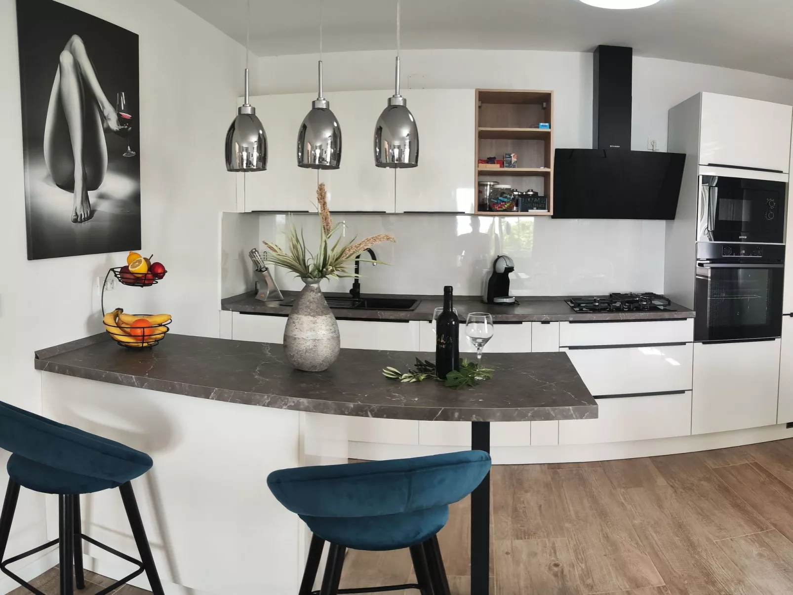 Mit Blick auf das Wasser-Drinnen