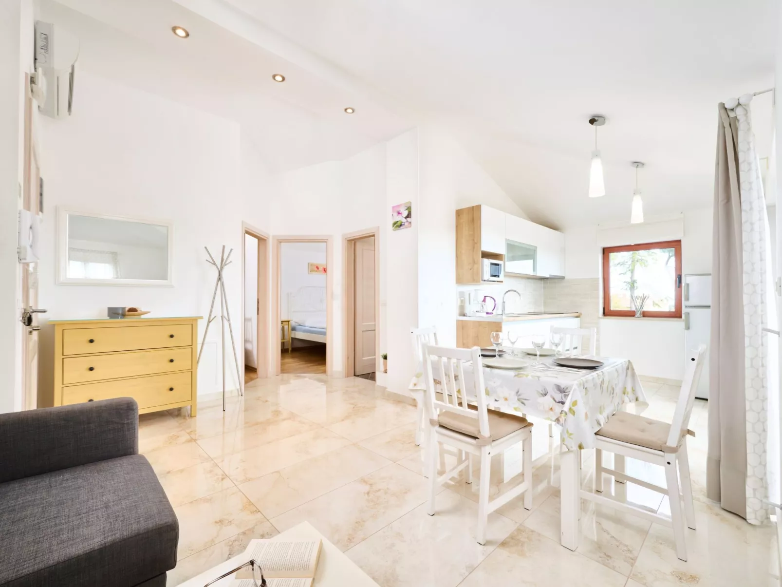 App für bis zu 6 Personen.-Drinnen