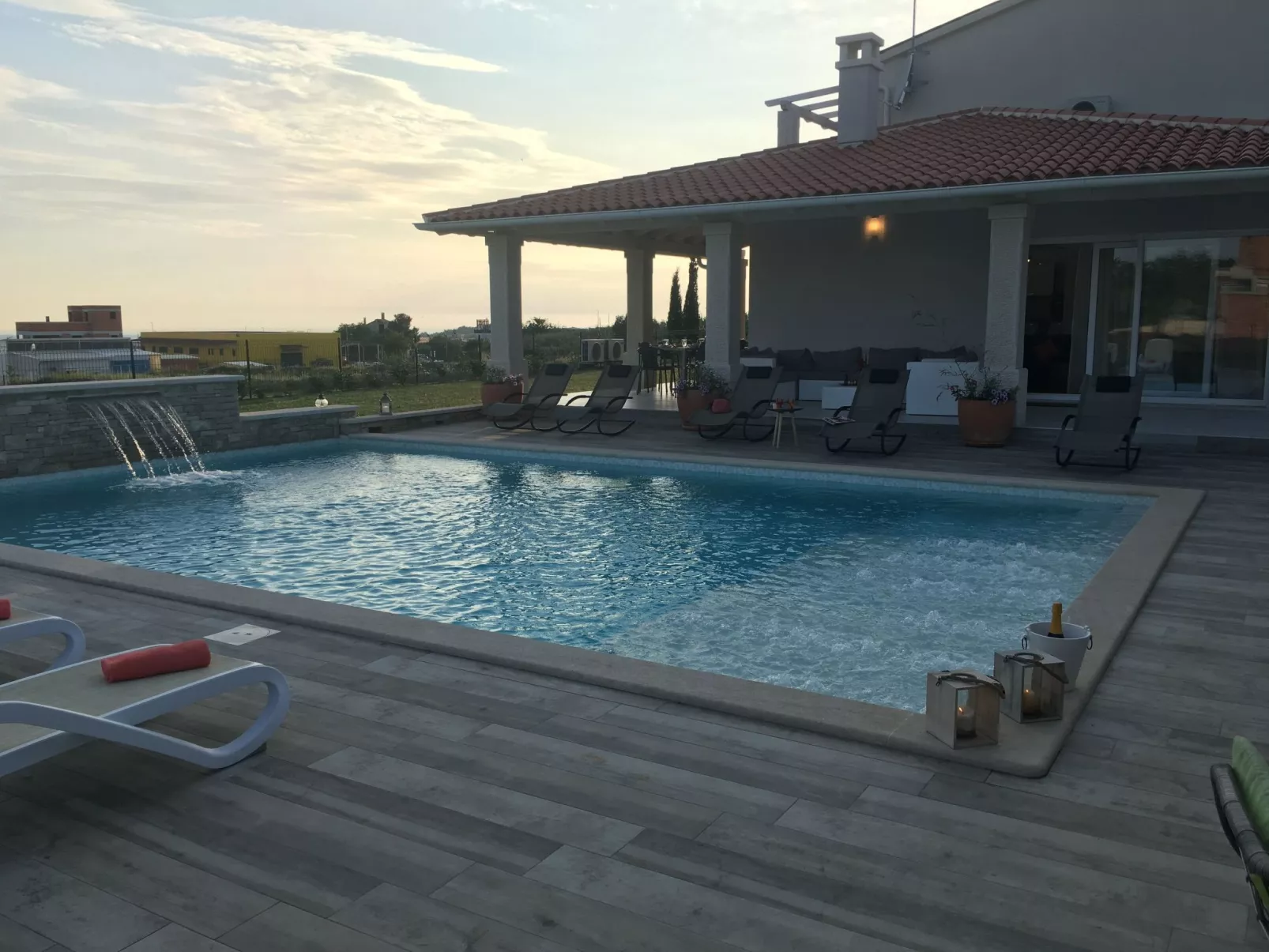 Elegante und komfortable Villa mit Salzwasserpool, Whirlpool und Sauna, umgeben-Outside