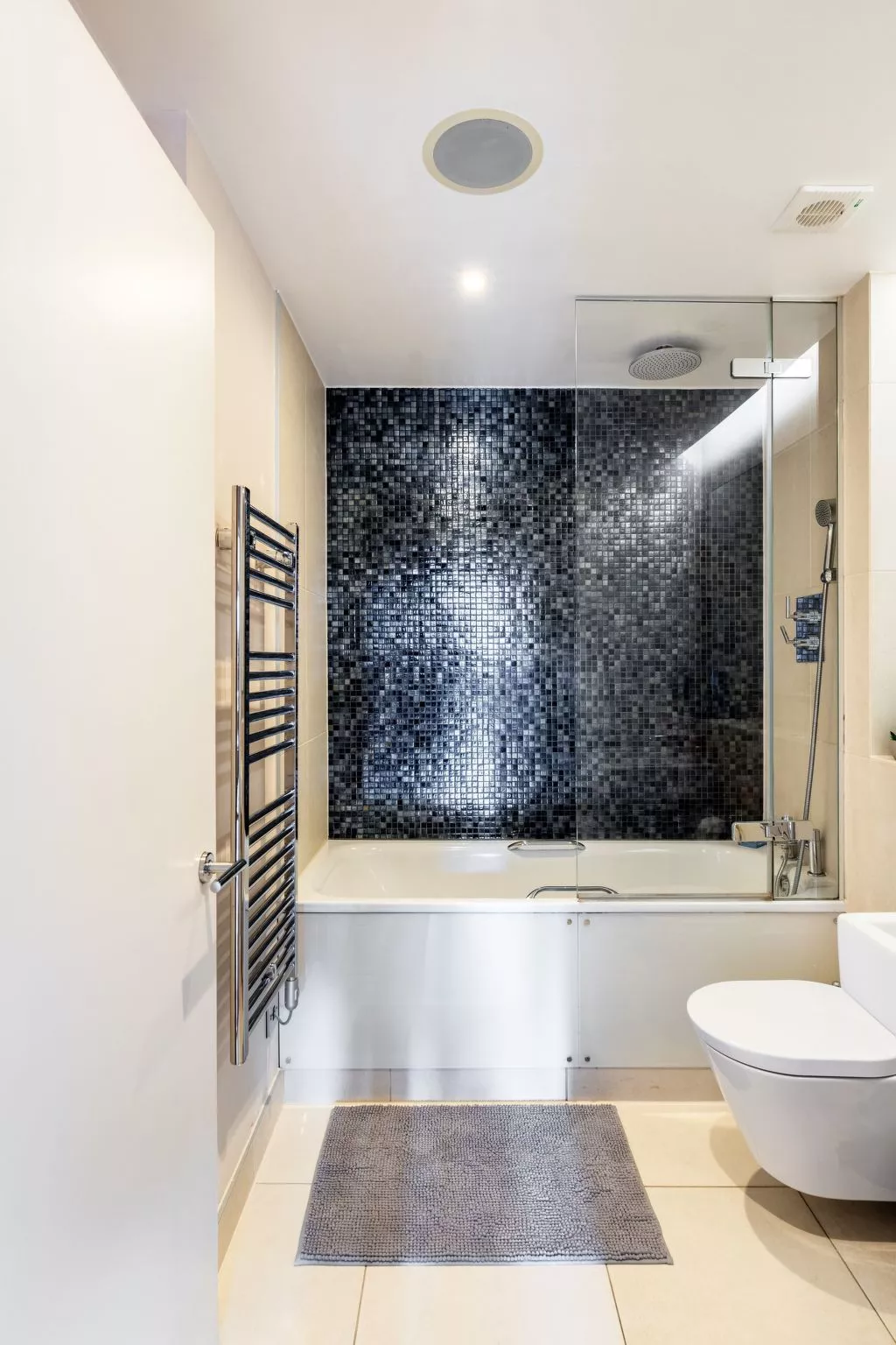 Moderne und stilvolle Wohnung mit eigenem Bad in der Nähe von Notting Hill und-Inside