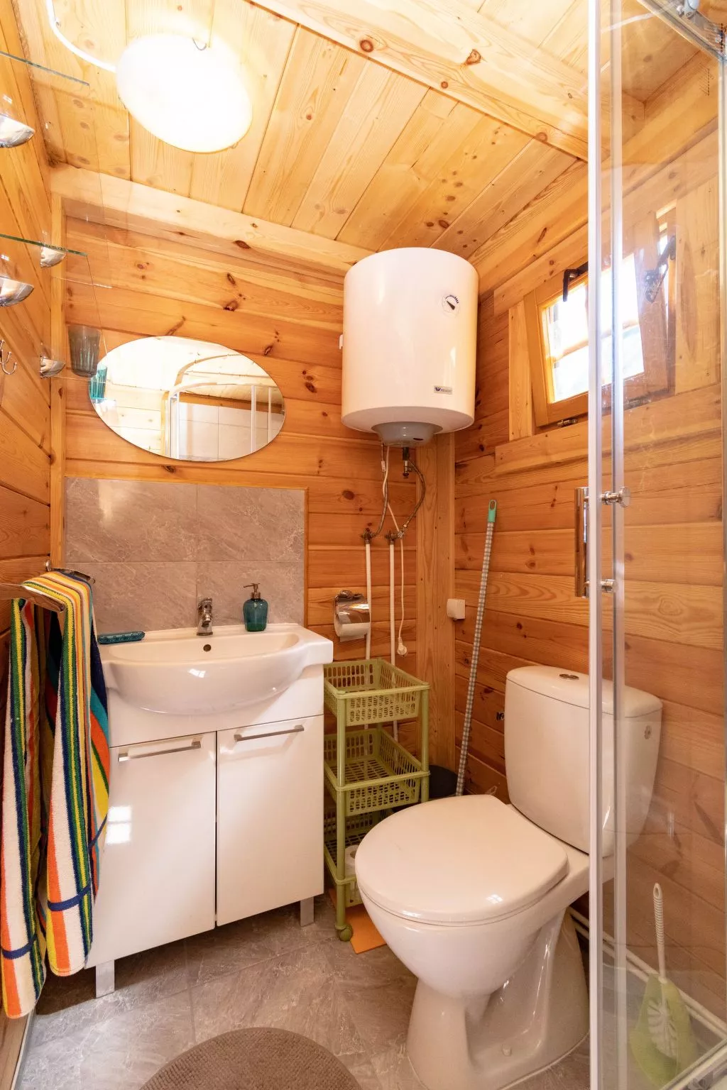 Gemütliches Holzferienhaus mit Grill und Garten-Inside