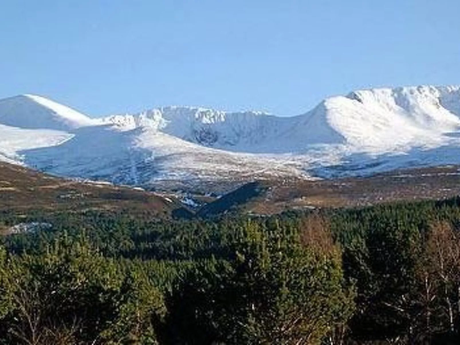 Großes, schottisches Landhaus an der Whiskystraße-Draußen