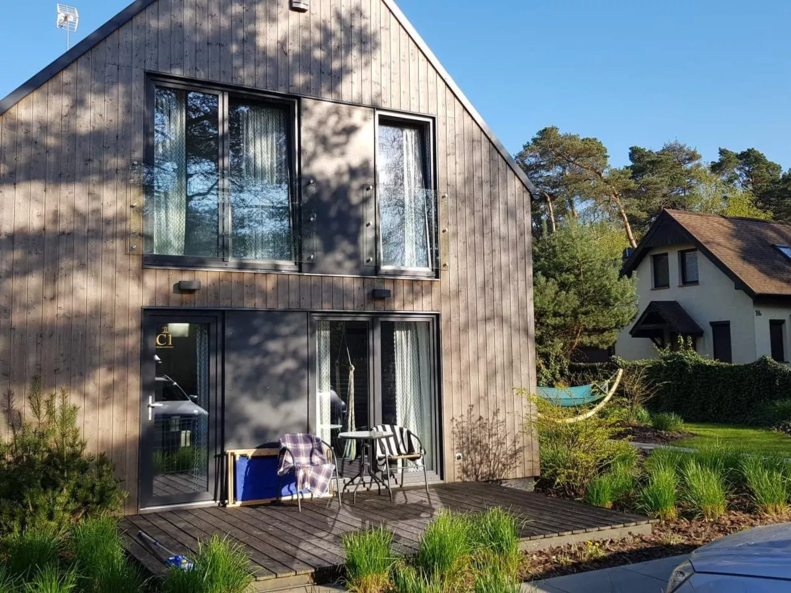 Mit privater Terrasse-Outside