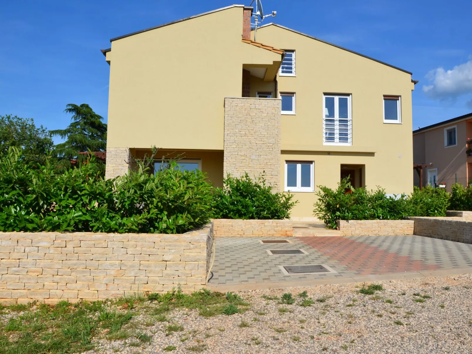 Mit Blick auf das Wasser-Dehors