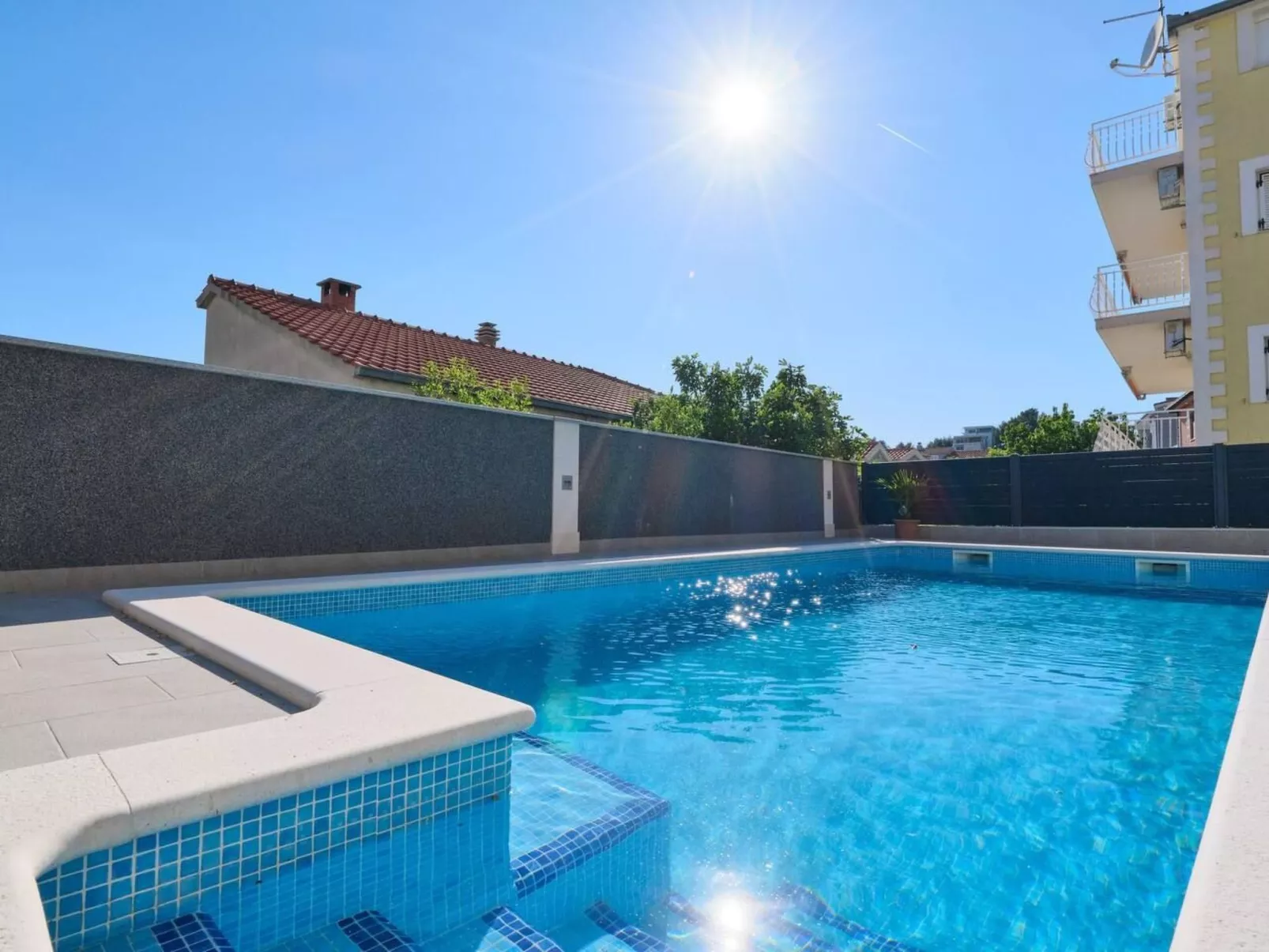 M Ganze Etage in einem geräumigen Haus mit Pool-Outside