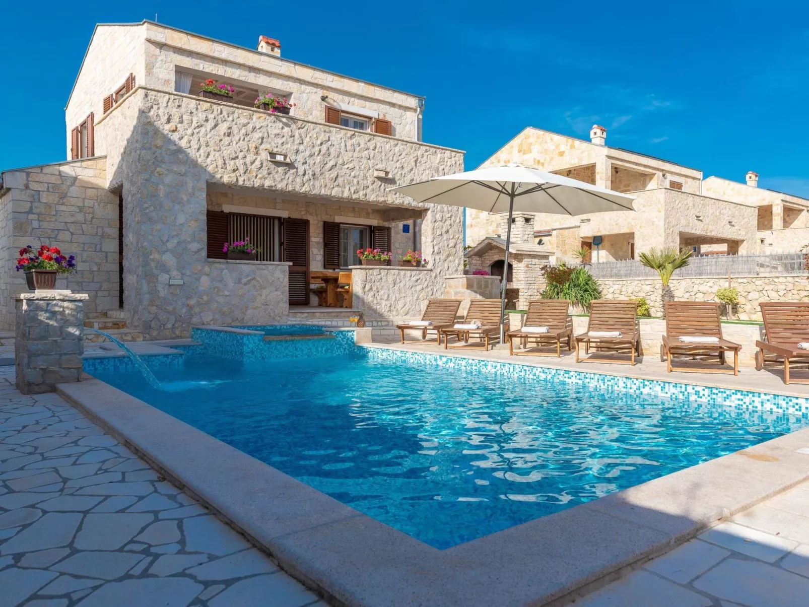 Villa Kirsten mit beheiztem Pool - von TA Leut Agency-Draußen