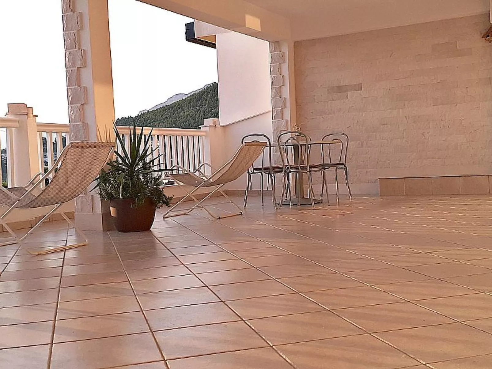 Mit Terrasse und herrlichem Ausblick-Outside