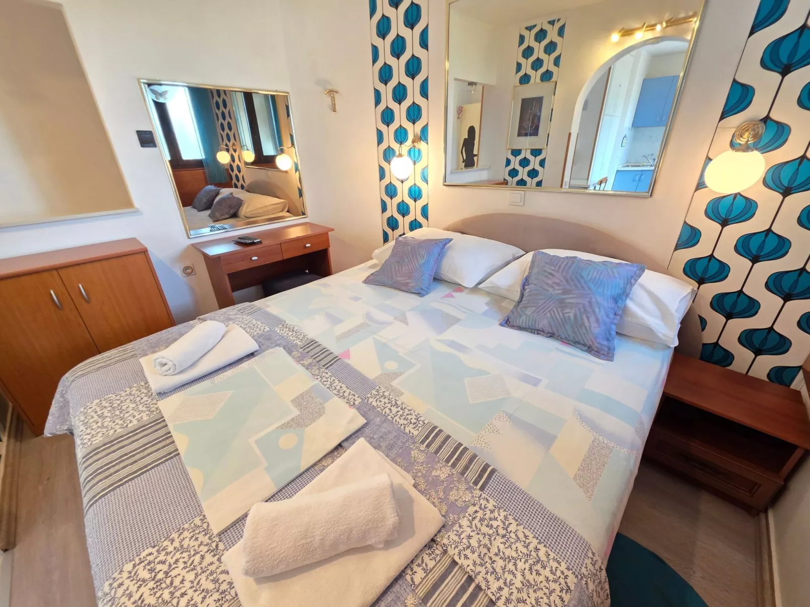 Appartement mit Balkon - gemeinsamer Pool und Terrasse-Drinnen