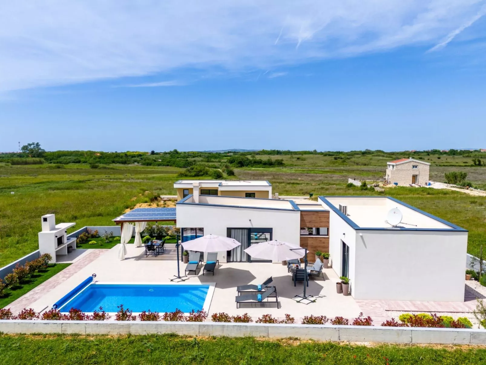 Villa mit beheiztem Pool - von TA Leut Agency-Draußen