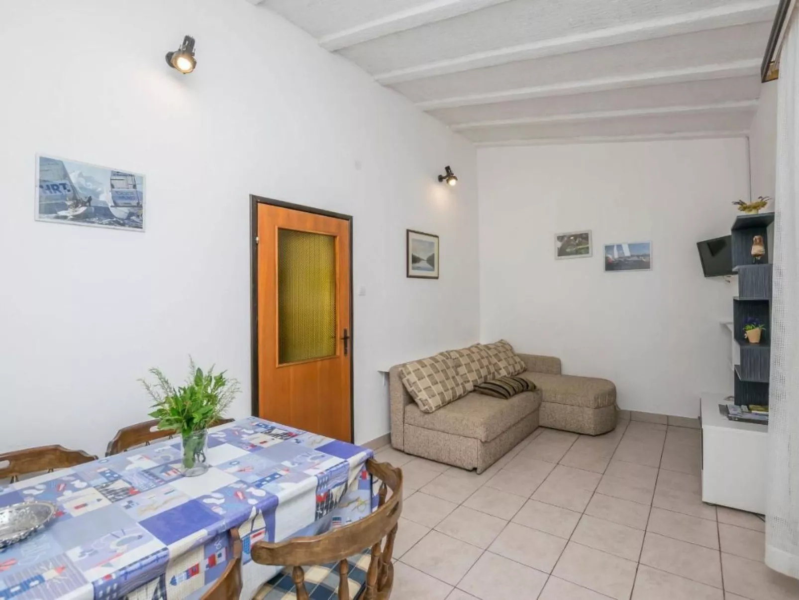 Wohnung "Mira" direkt am Strand-Drinnen