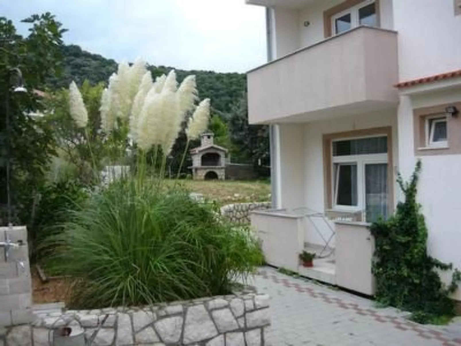 Nette Ferienwohnung mit Whirlpool und Garten-Outside