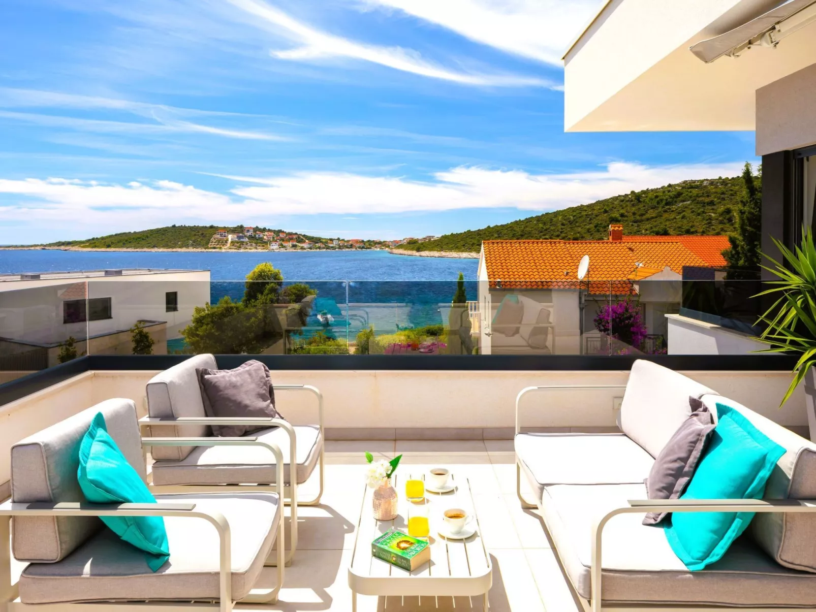 Luxuriöse Villa Dolce Vita direkt am Meer mit privatem Pool und Parkplatz-Drinnen