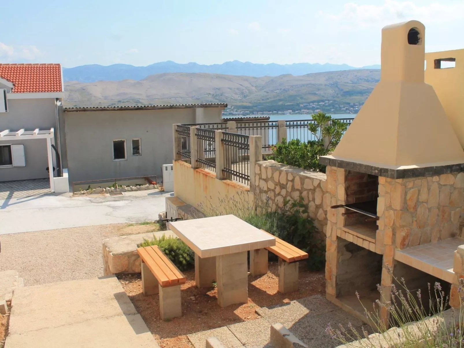 "Gubo1" mit Blick auf das Wasser-Draußen