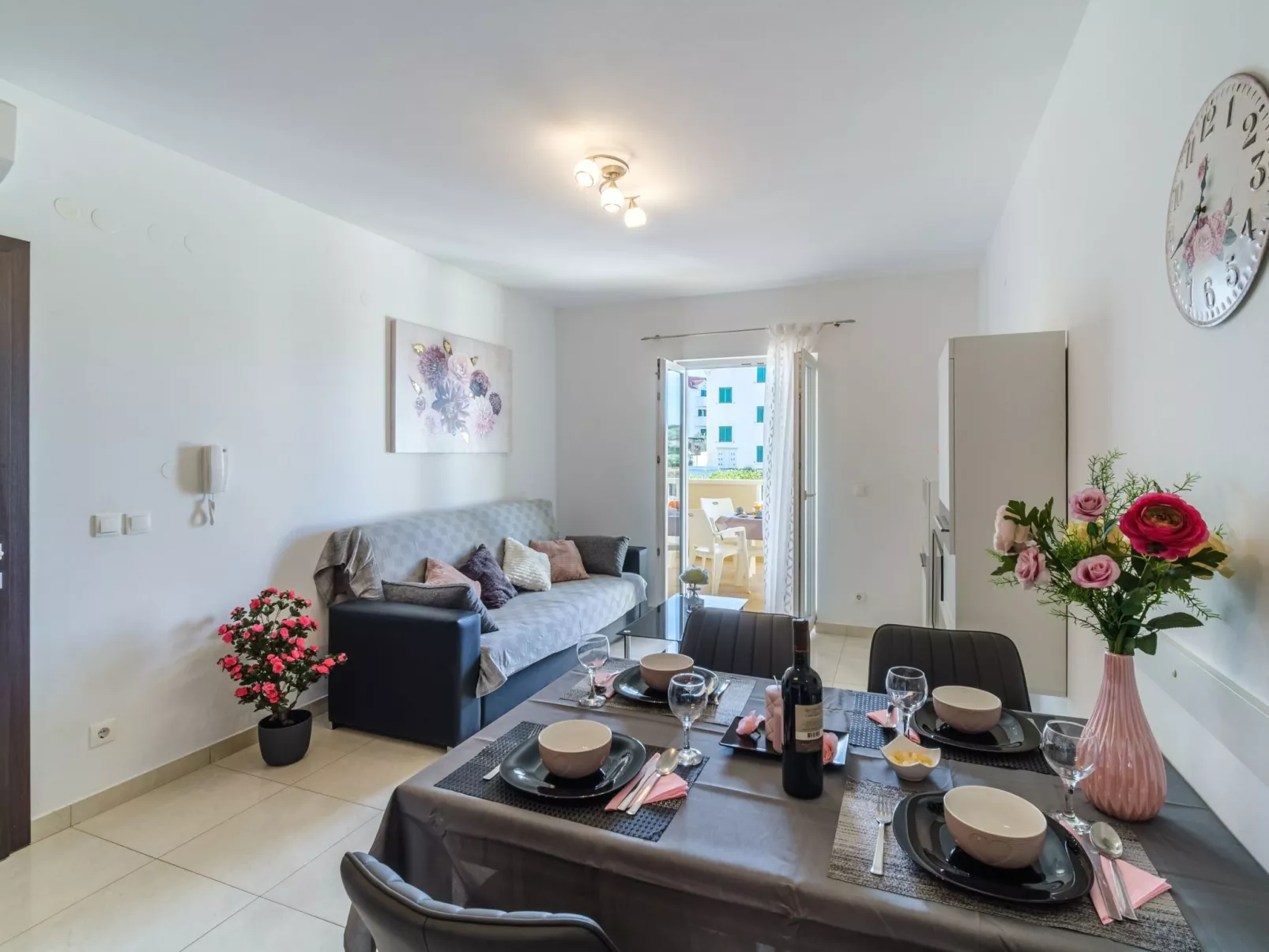 Wohnung "Ankora" mit Blick auf das Wasser-Drinnen