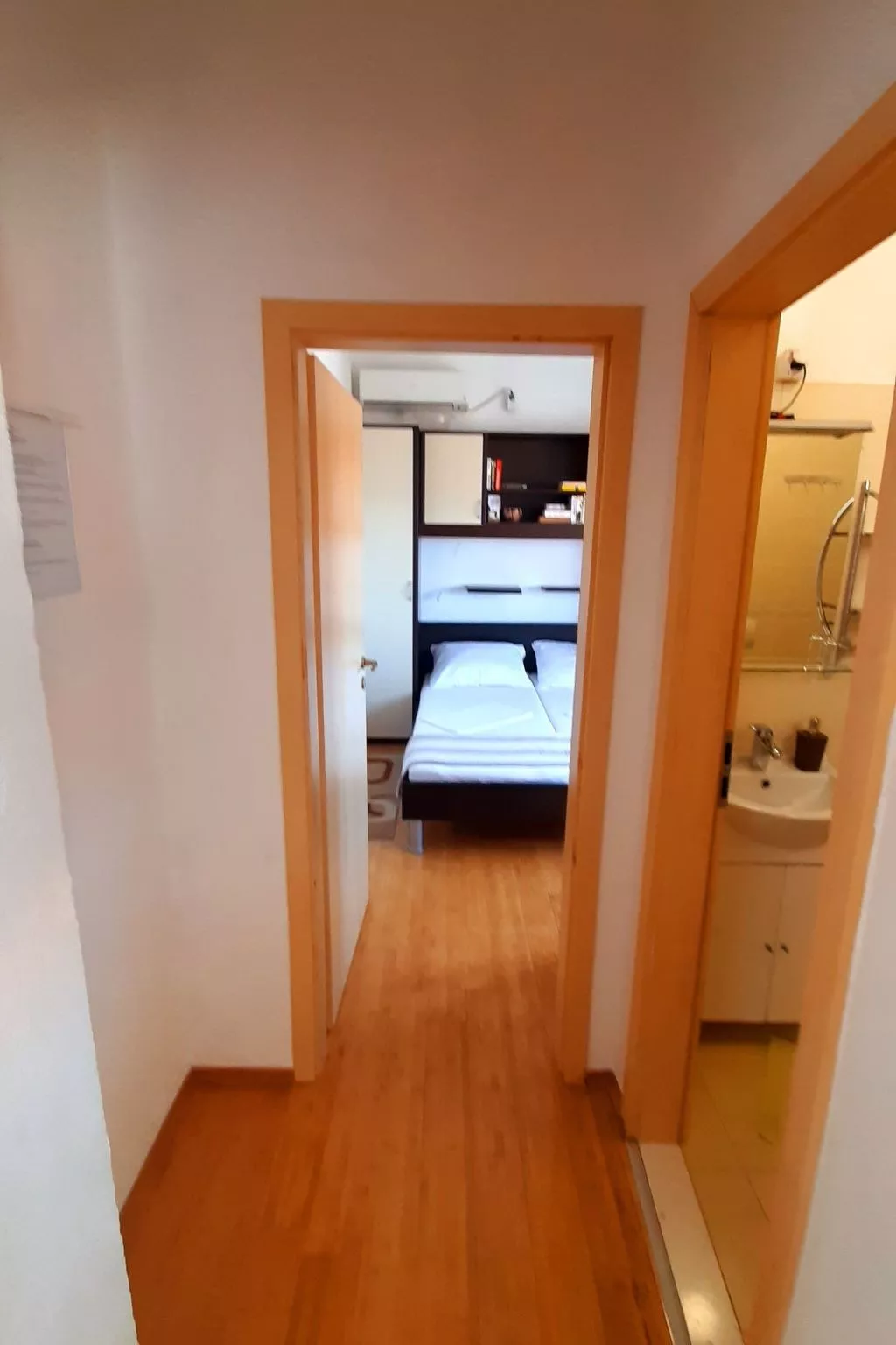 Mit Blick auf das Wasser-Inside