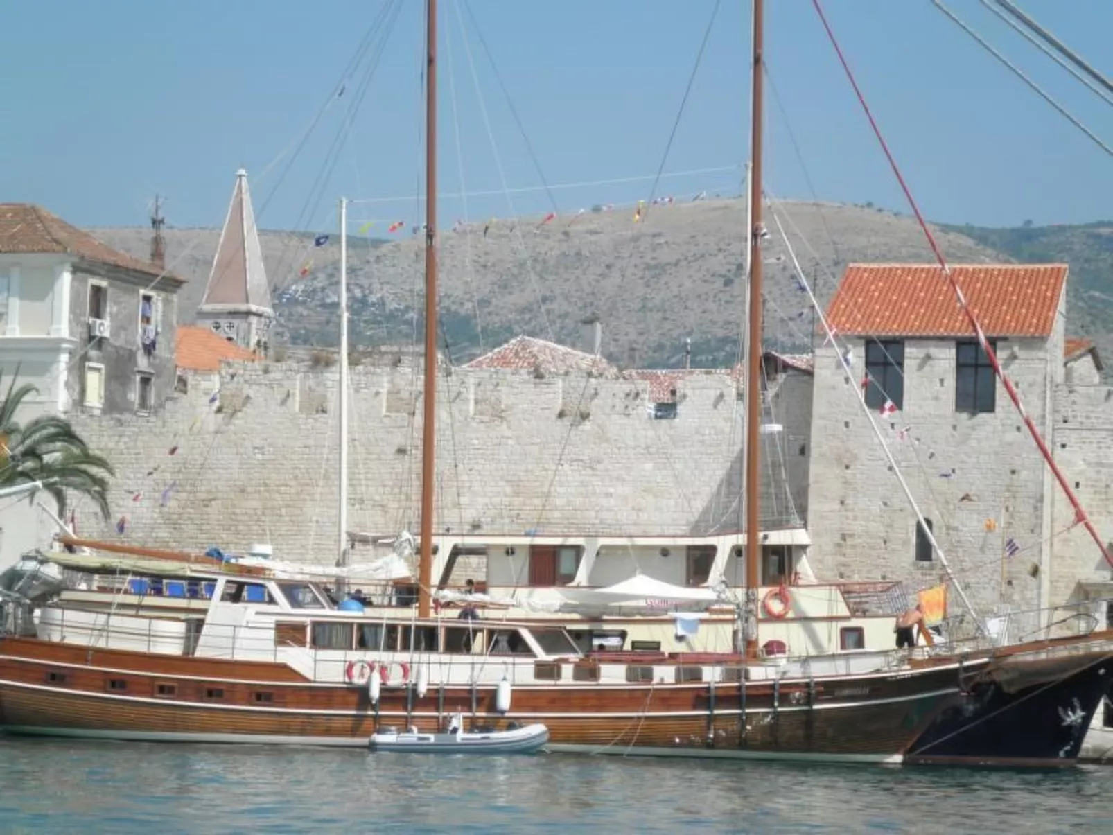 Für vier Personen, mit einem Balkon-Draußen